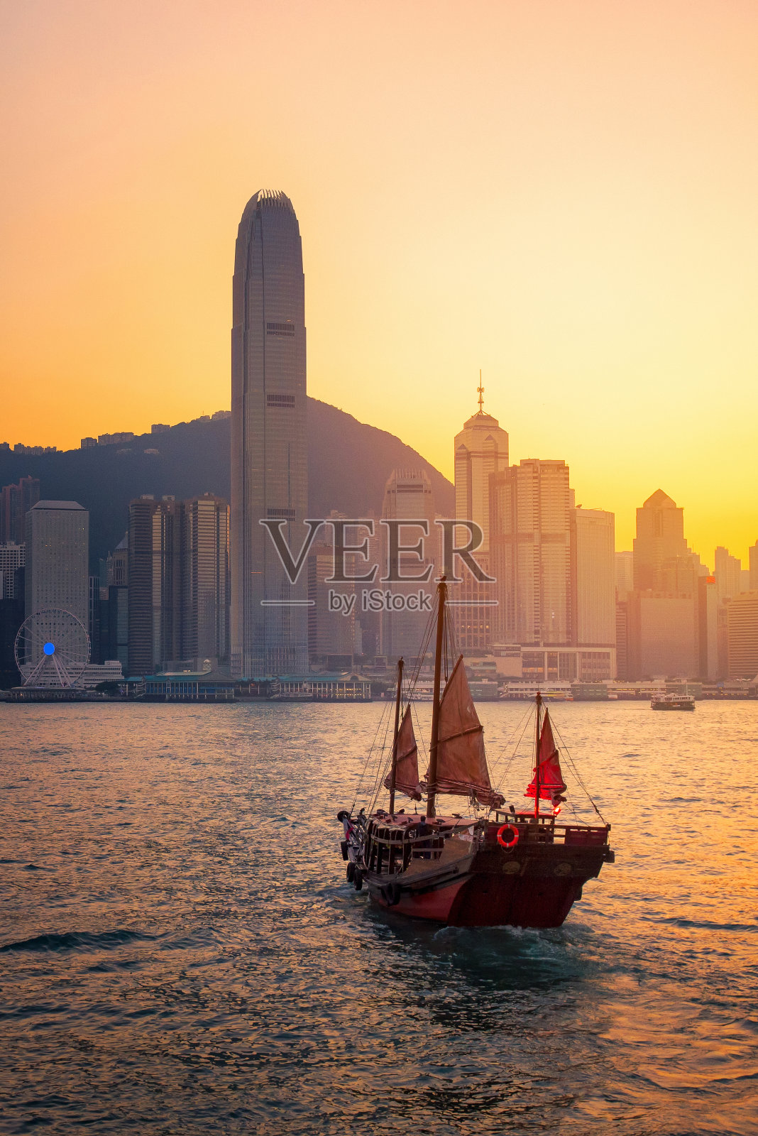 在维多利亚港为游客服务的香港传统中国木船照片摄影图片