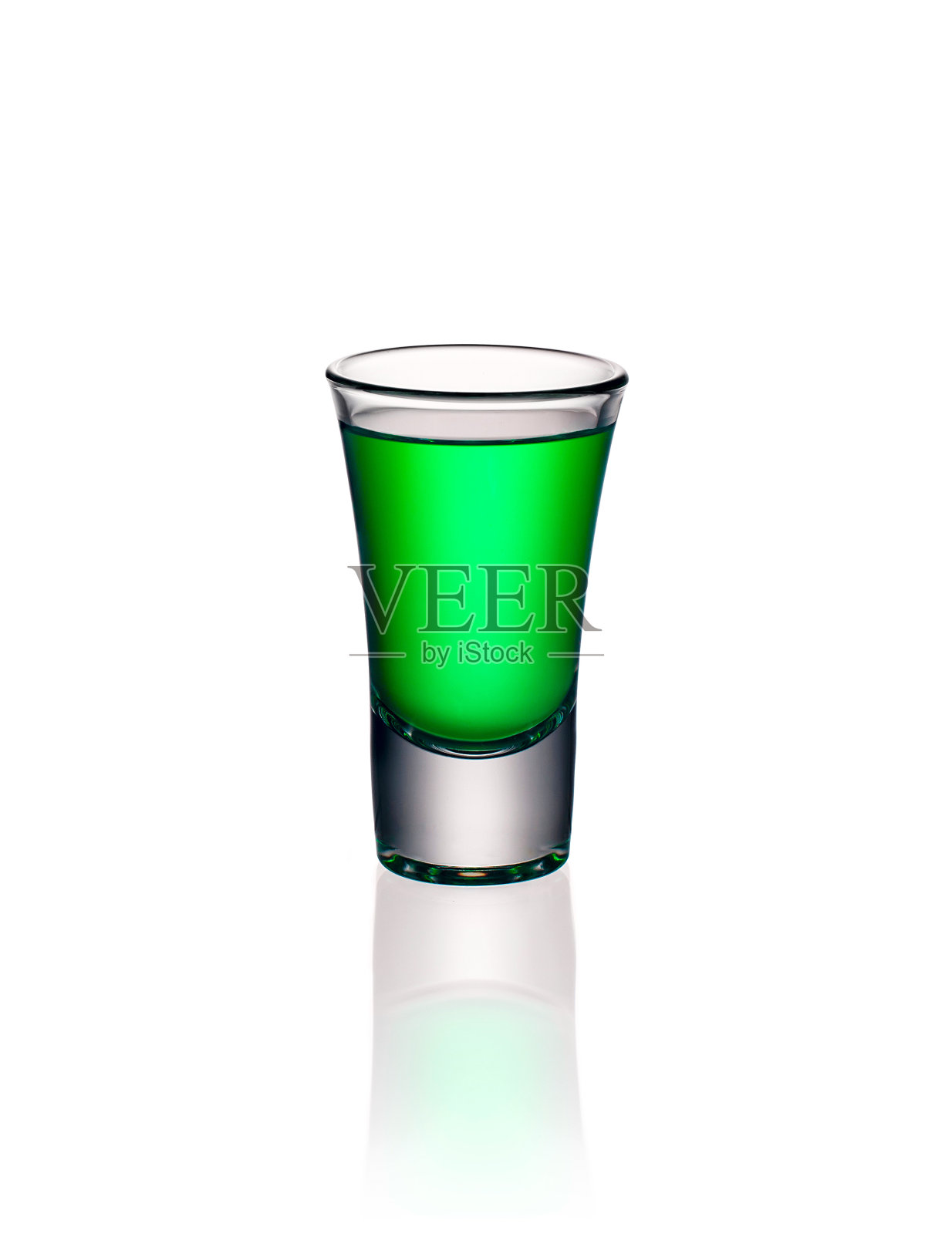 杯中加入绿色苦艾酒照片摄影图片