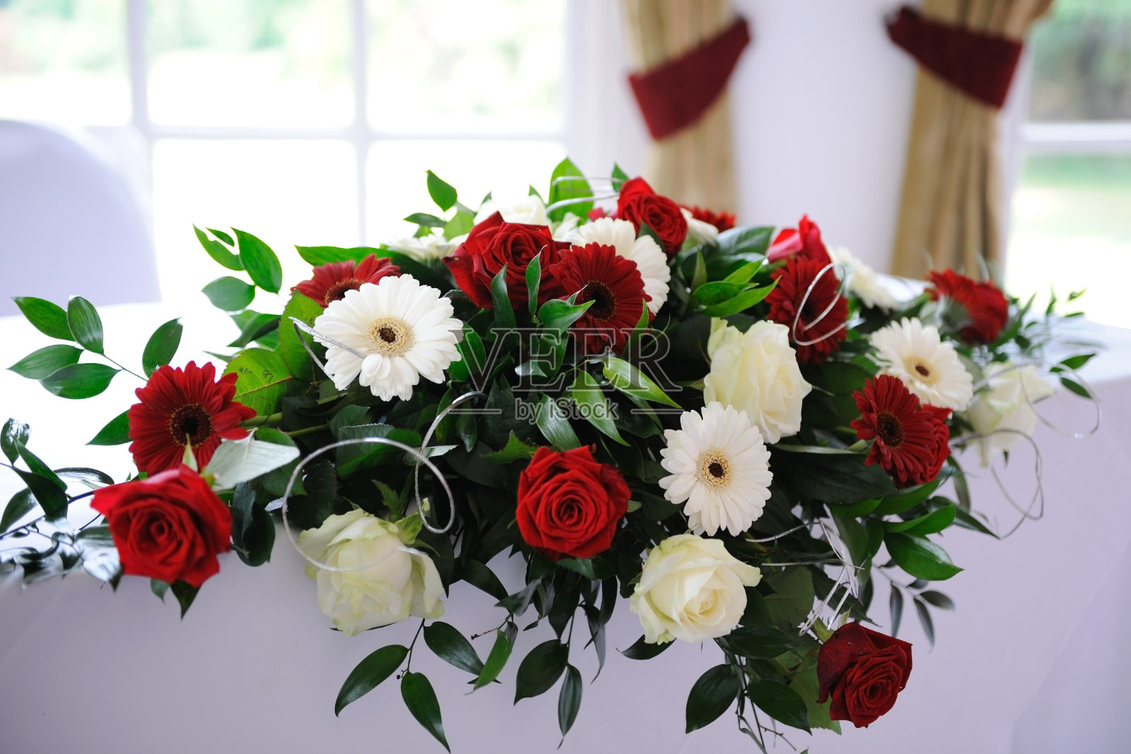 婚礼上，红玫瑰装饰桌子。照片摄影图片
