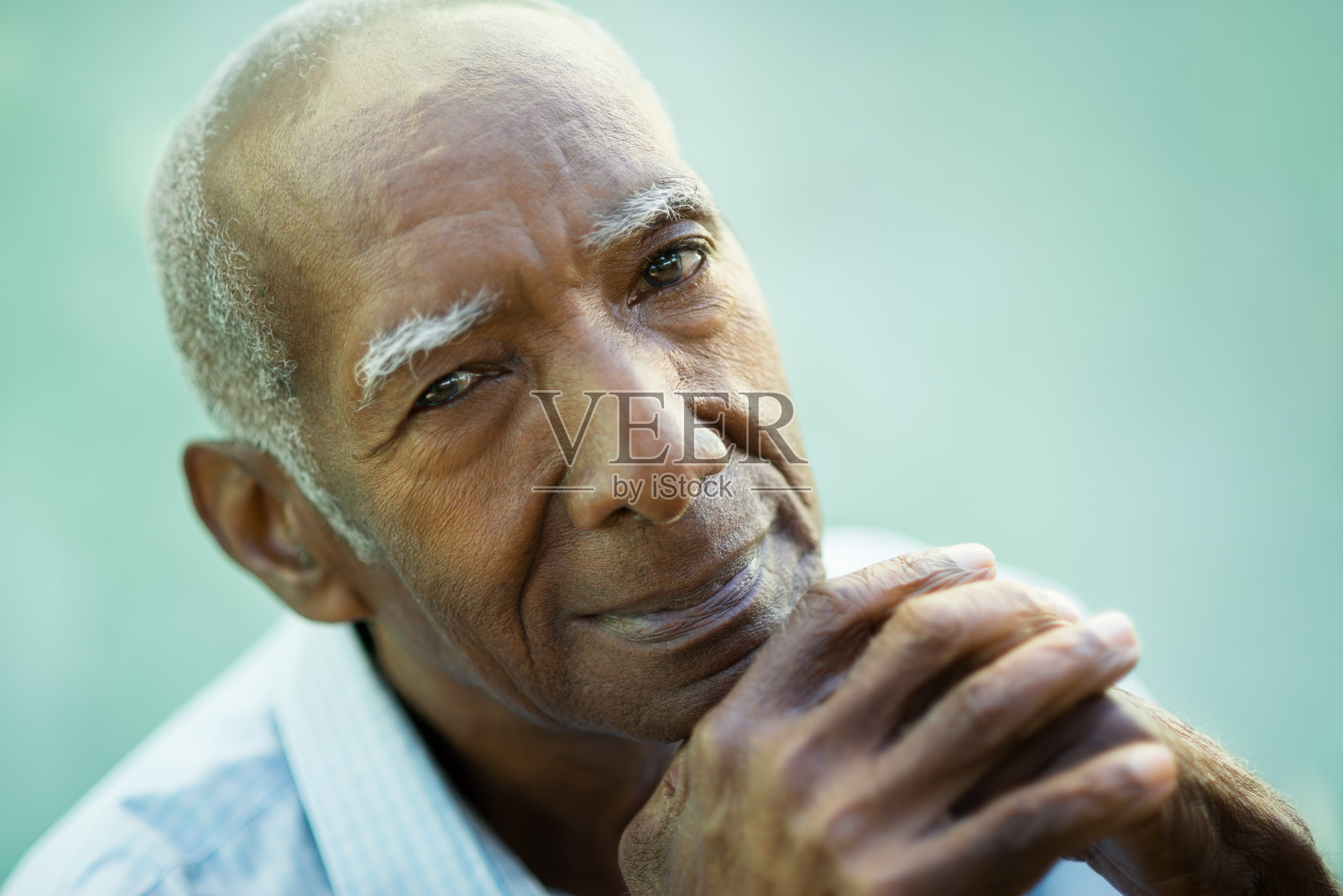 一个快乐的老黑人对着镜头微笑的特写照片摄影图片