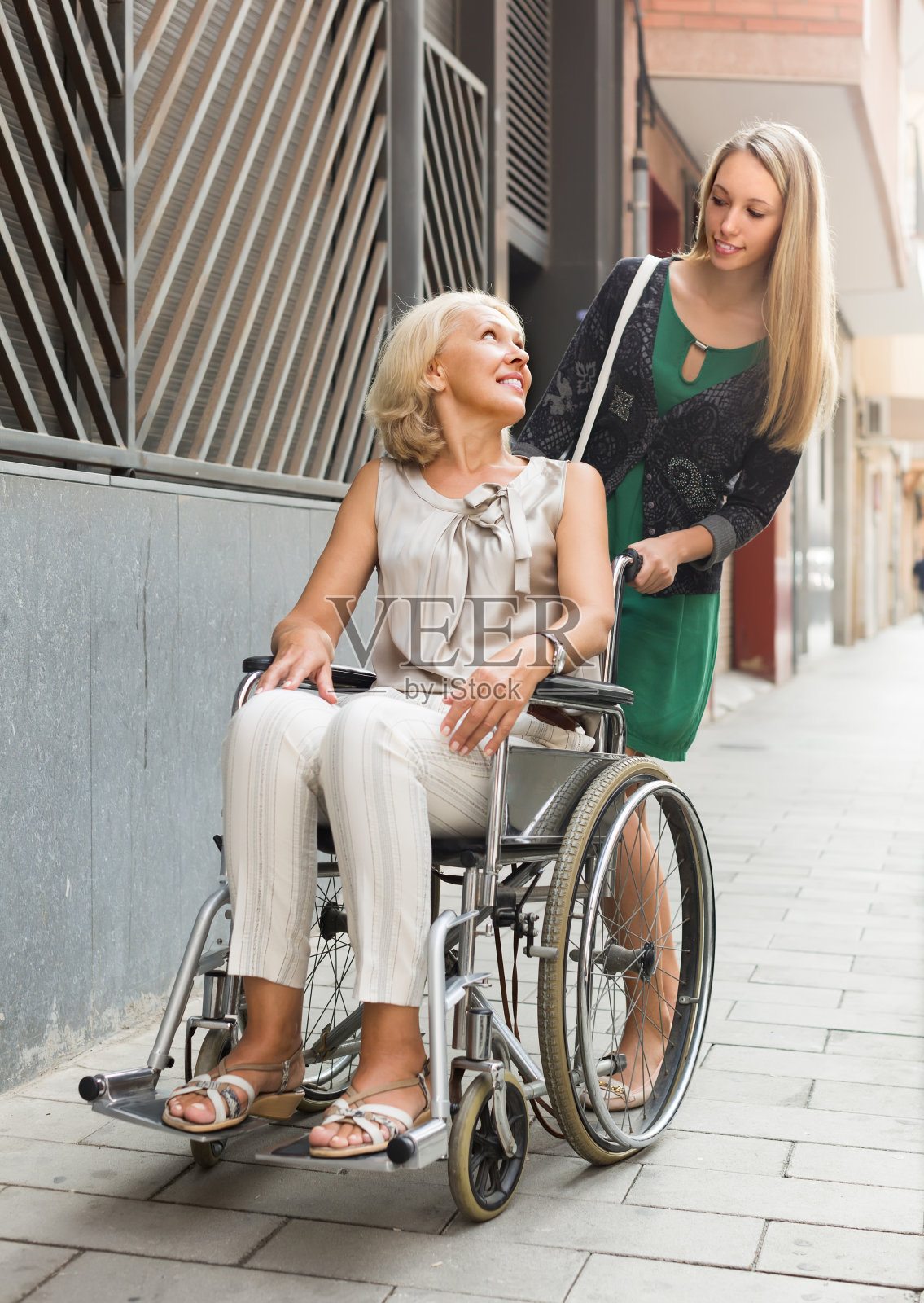 社工和残障妇女在散步照片摄影图片