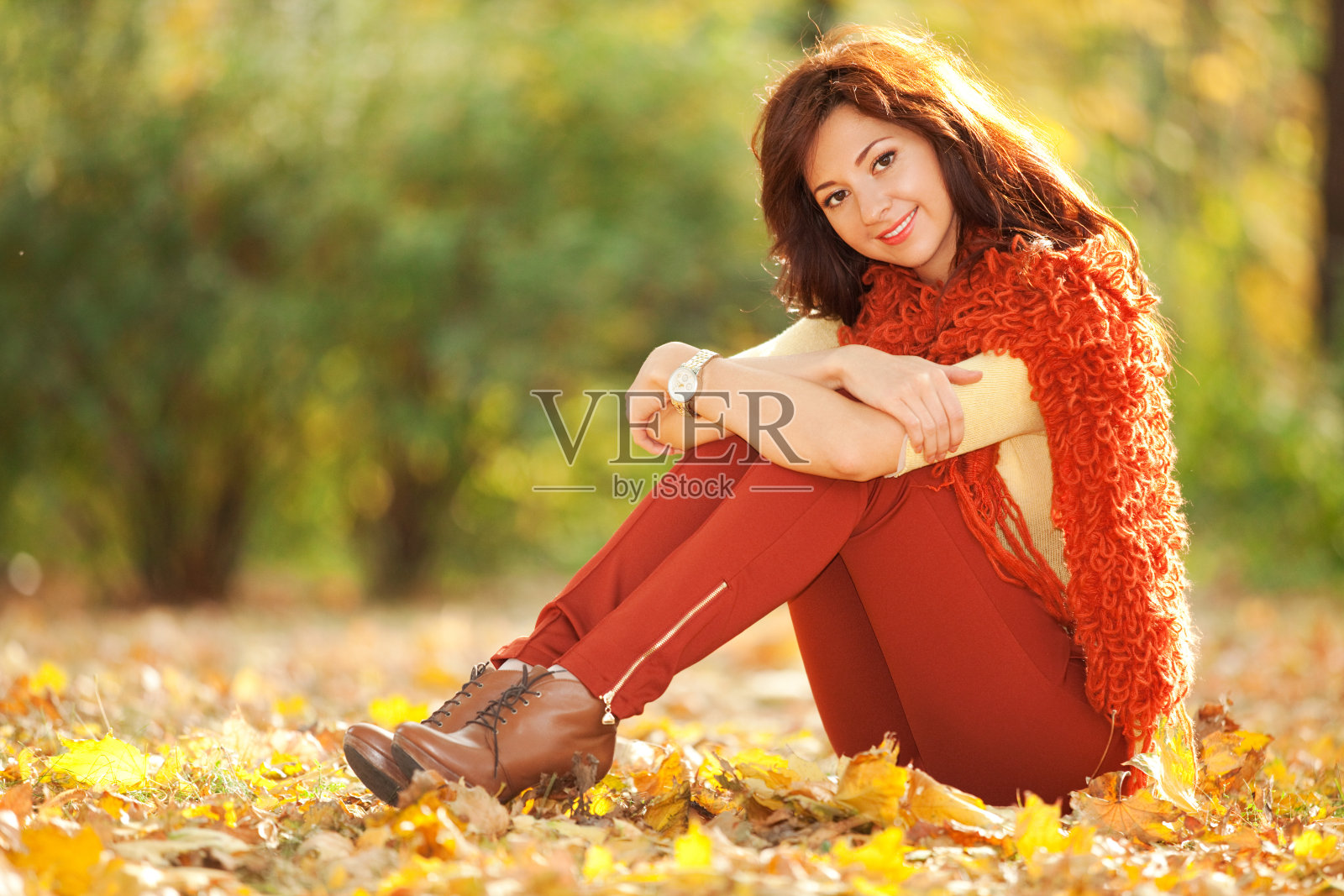 年轻漂亮的女人在秋天的公园休息照片摄影图片