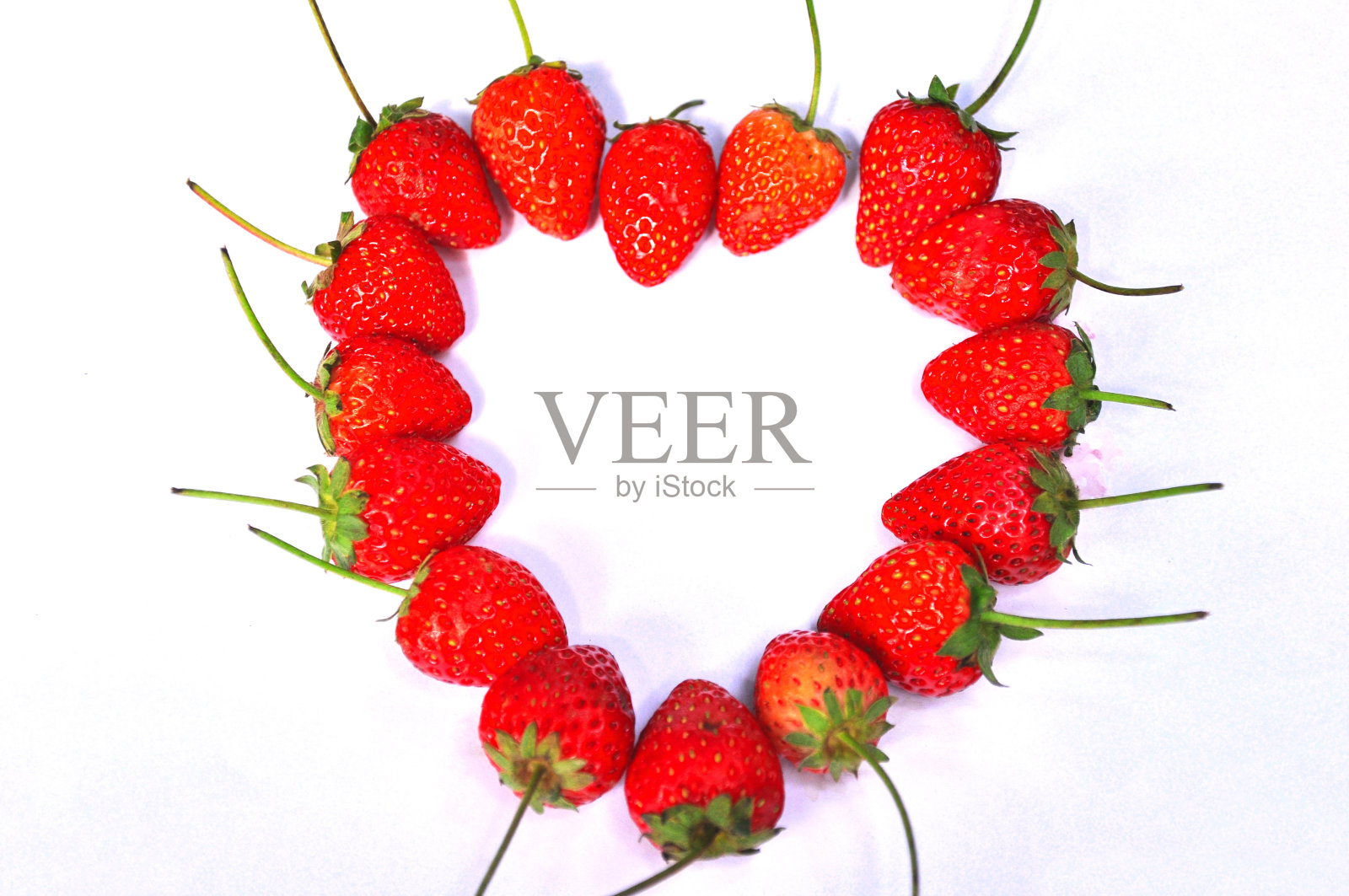 多汁的红色草莓与爱的心在白色的背景照片摄影图片