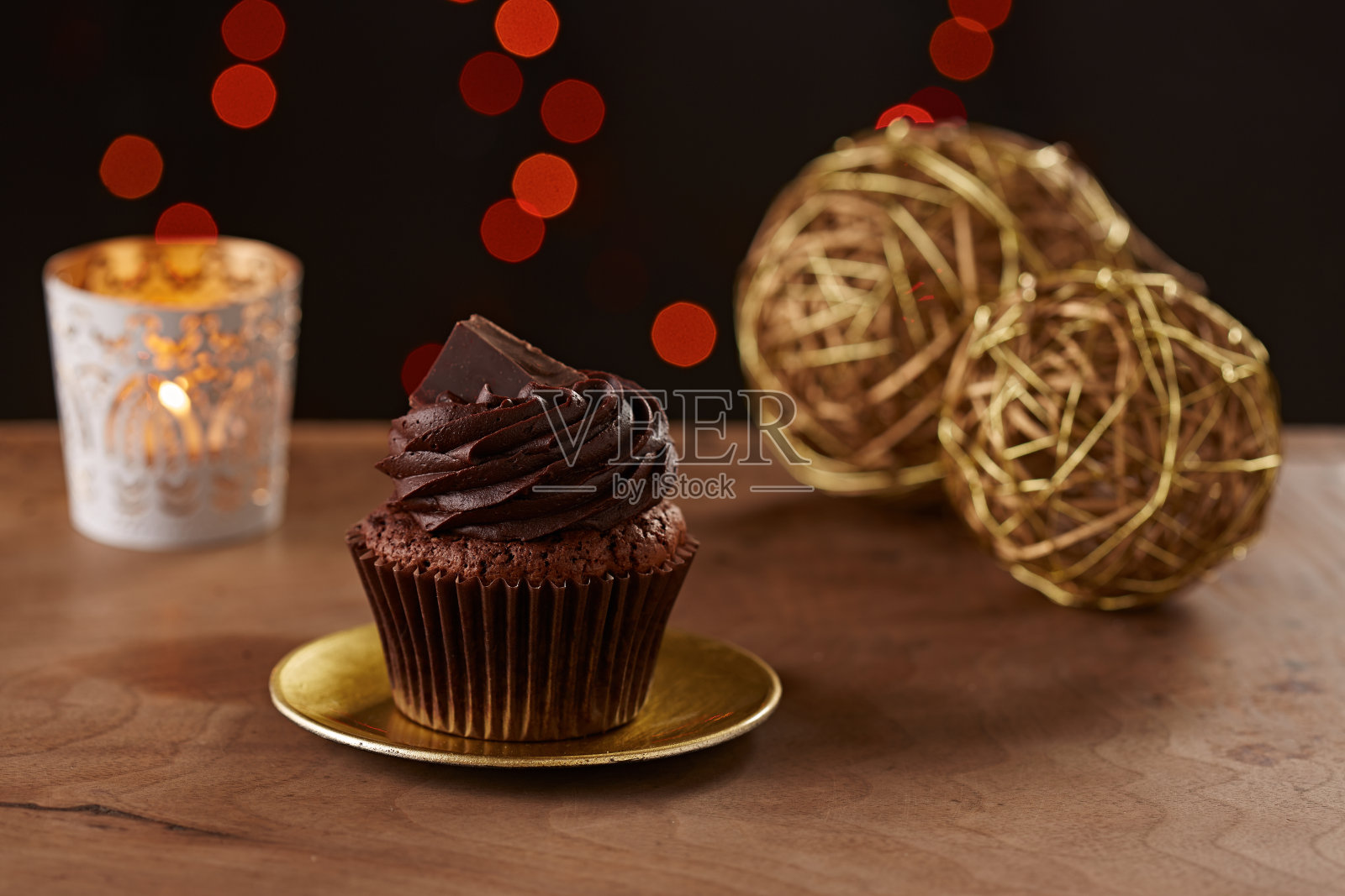 圣诞背景上的黑巧克力小蛋糕照片摄影图片