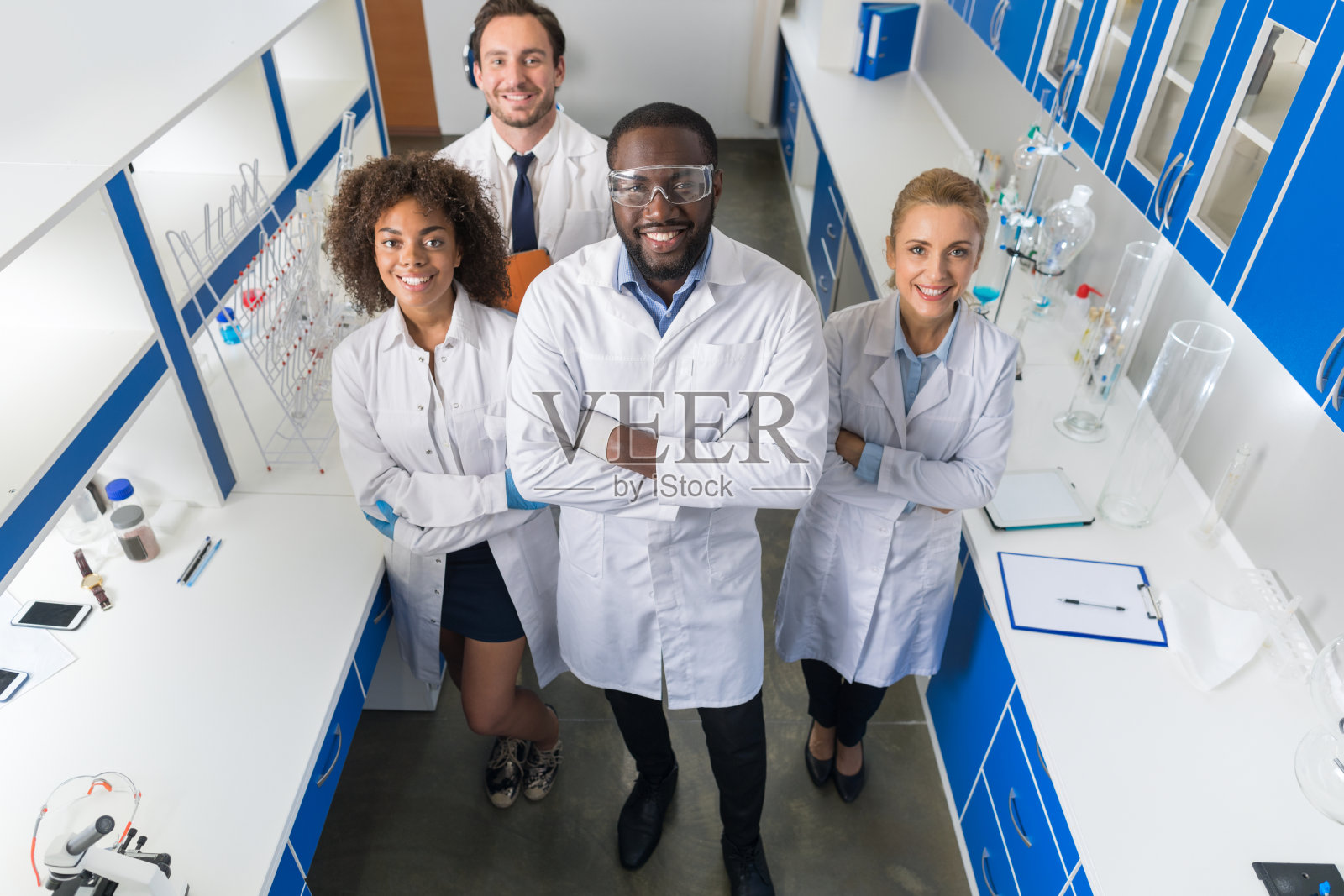 非洲裔美国科学家与研究小组在现代实验室快乐的微笑，混合种族团队的科学研究人员在实验室照片摄影图片