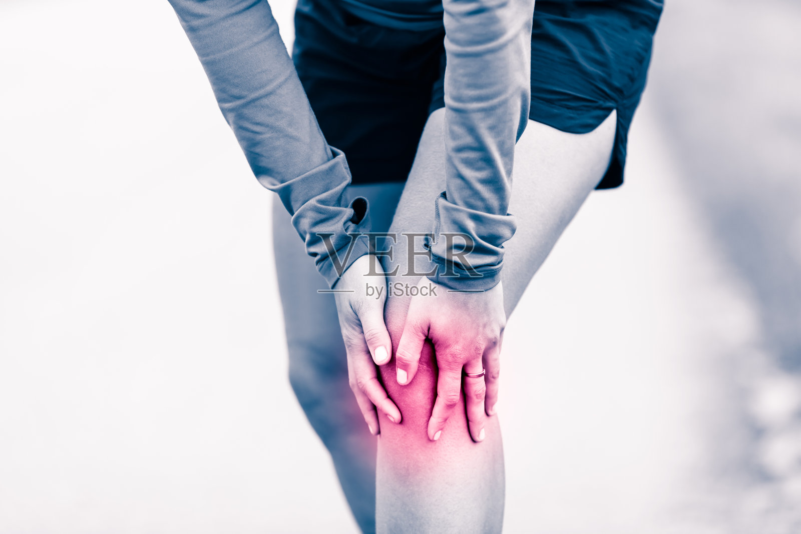 膝盖疼痛，女人抱着酸痛的腿照片摄影图片