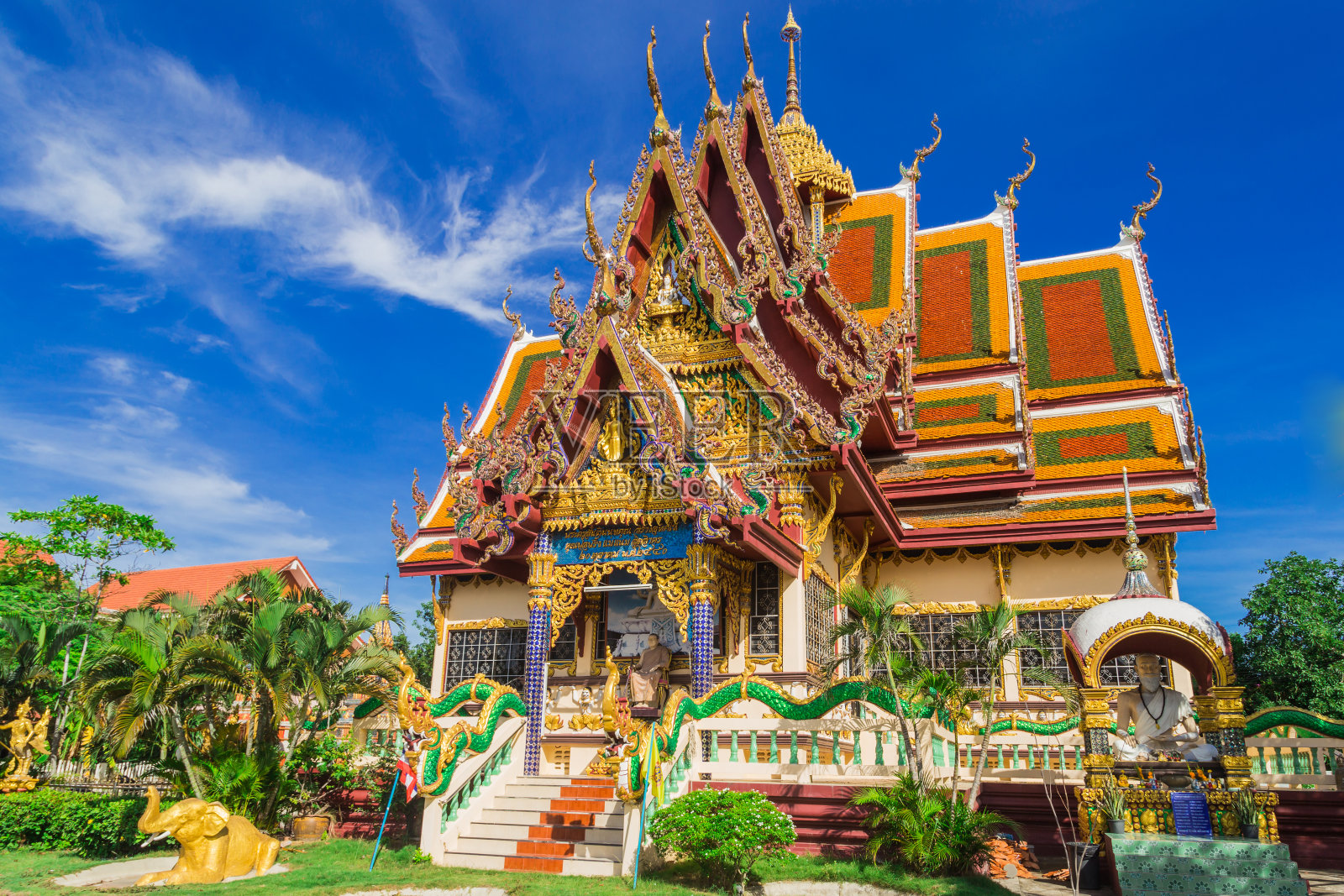 白莲寺。寒,泰国地标。佛塔风景。寺庙建筑群Wat Phra Yai。东方建筑。景观背景照片摄影图片