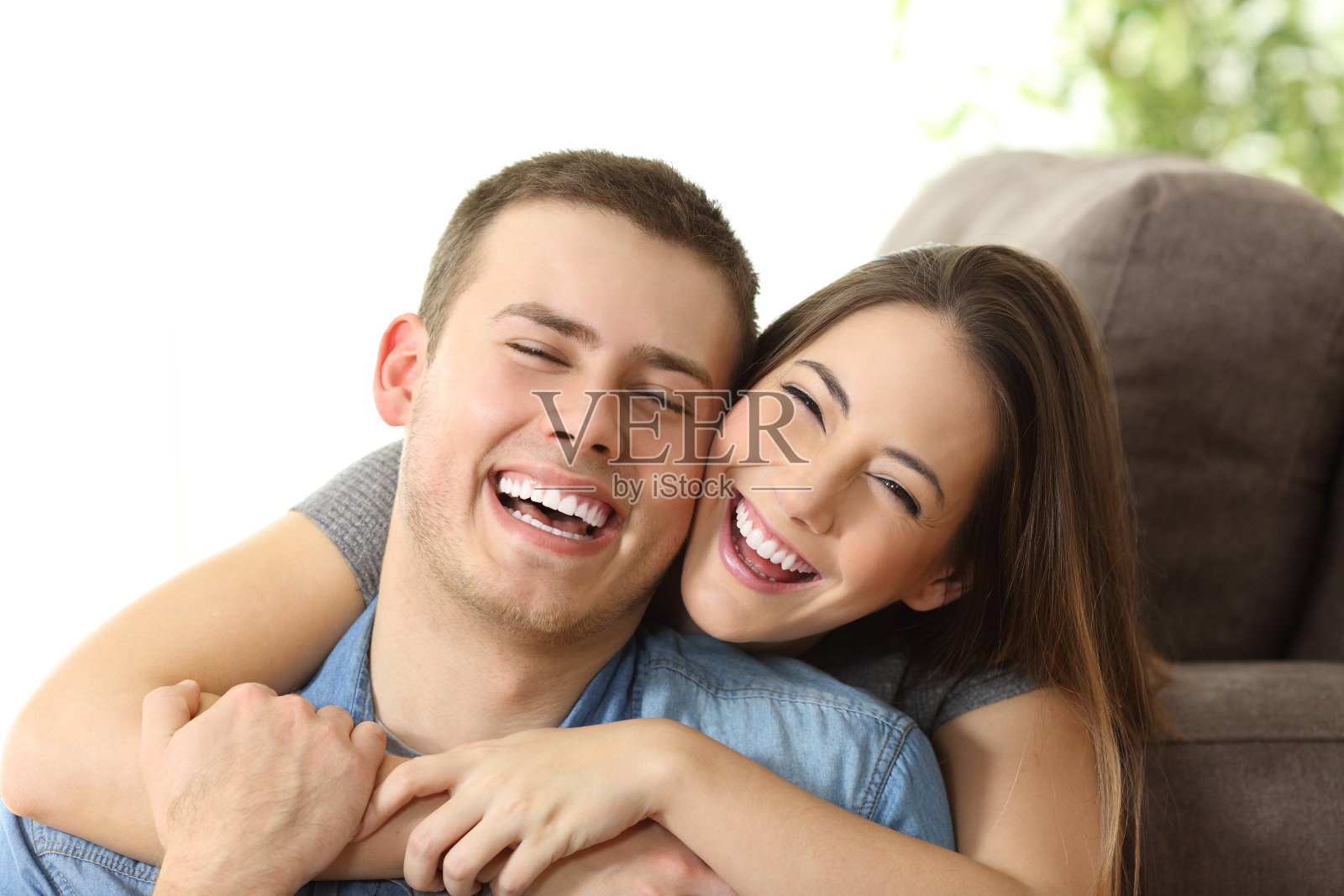 幸福的夫妇带着白色的微笑在家照片摄影图片