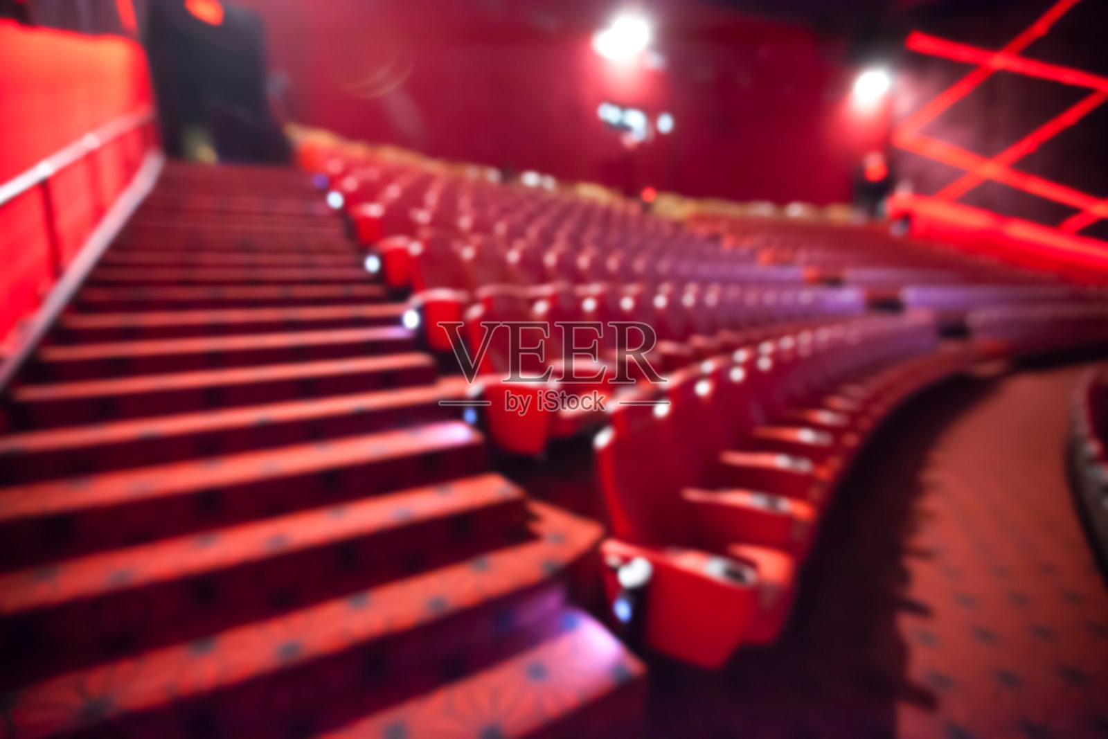 电影院红色座位的模糊背景。照片摄影图片