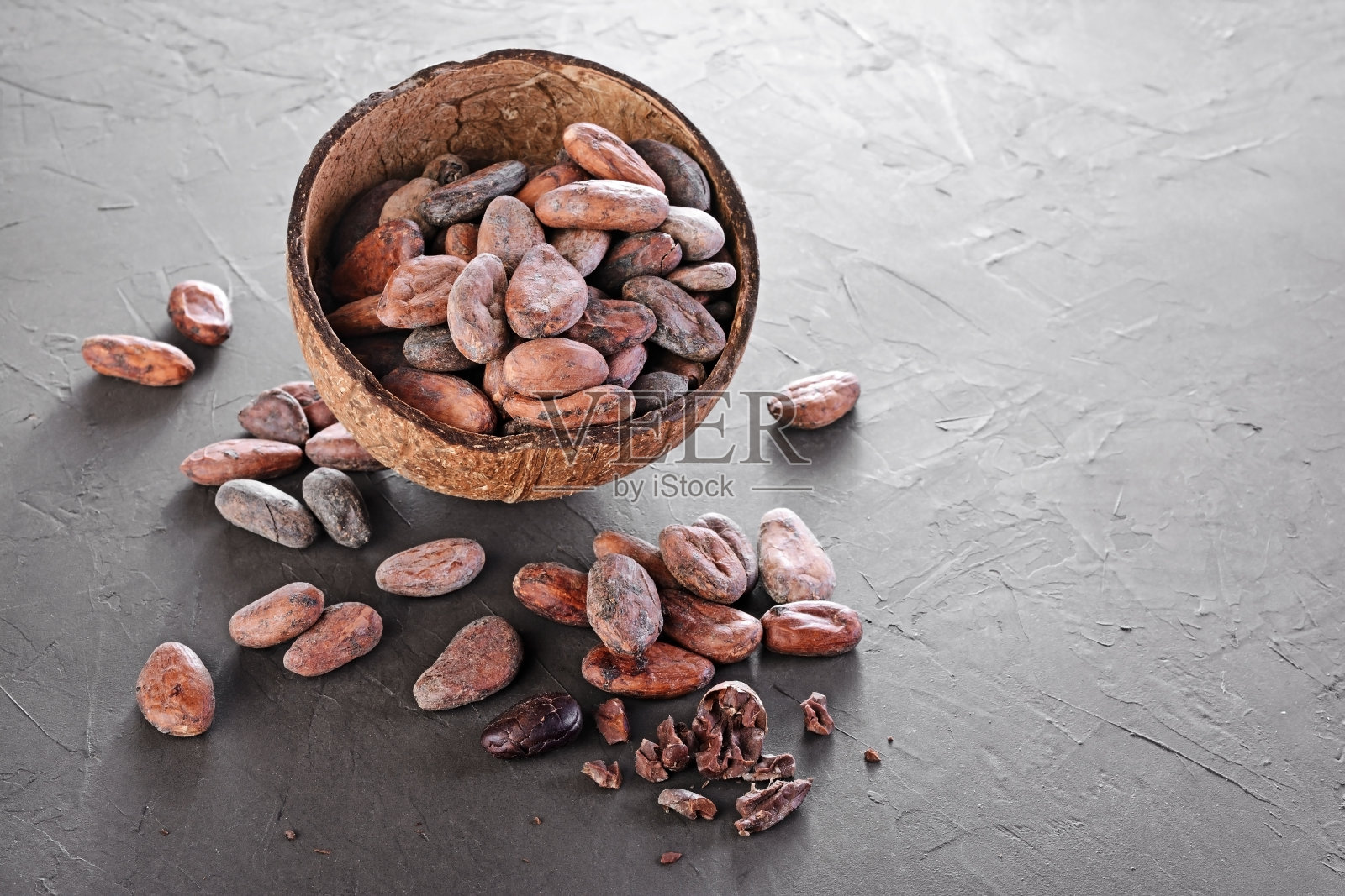 质朴风格的可可豆形象在椰子壳碗照片摄影图片