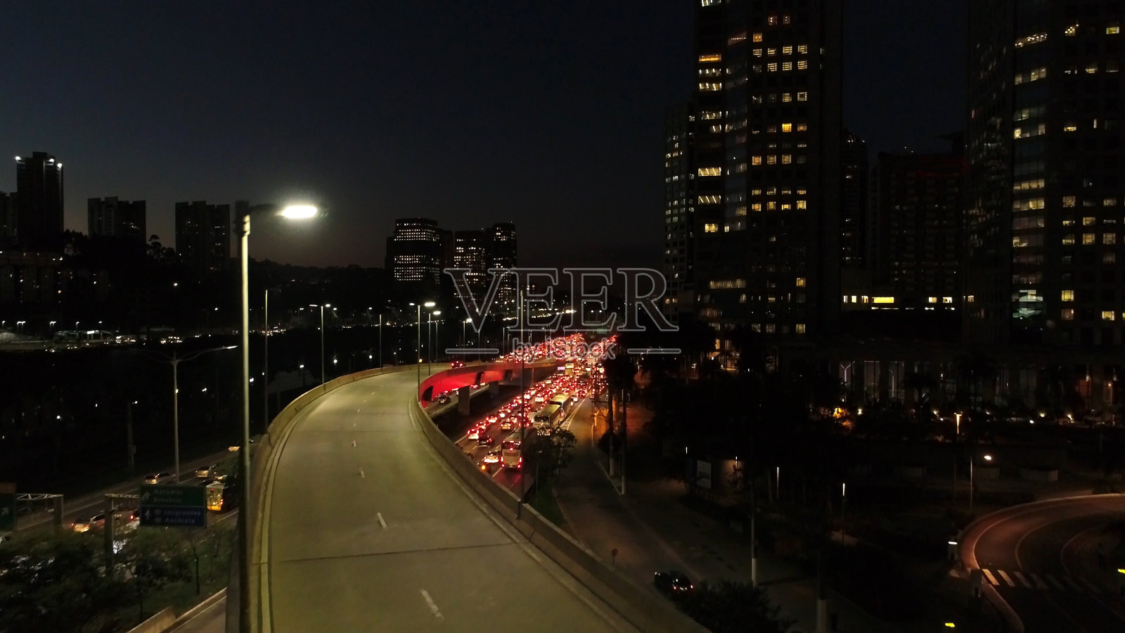 鸟瞰图的边缘Pinheiros和Estaiada桥在晚上在圣保罗，巴西照片摄影图片