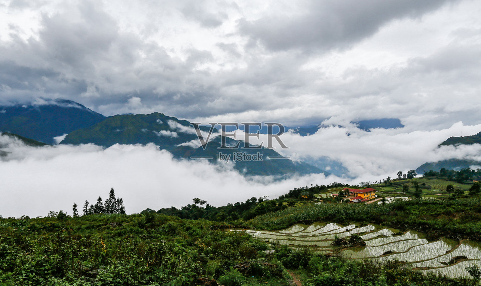 山和云在萨帕-越南形象股票照片摄影图片