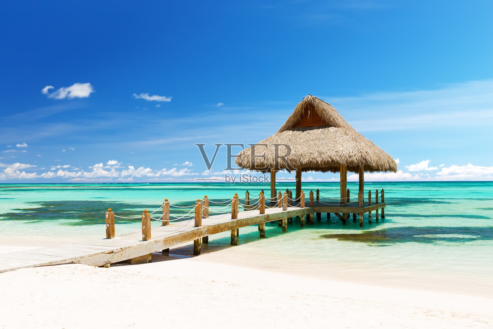 多米尼加共和国蓬塔卡纳热带白色沙滩上美丽的凉亭照片摄影图片