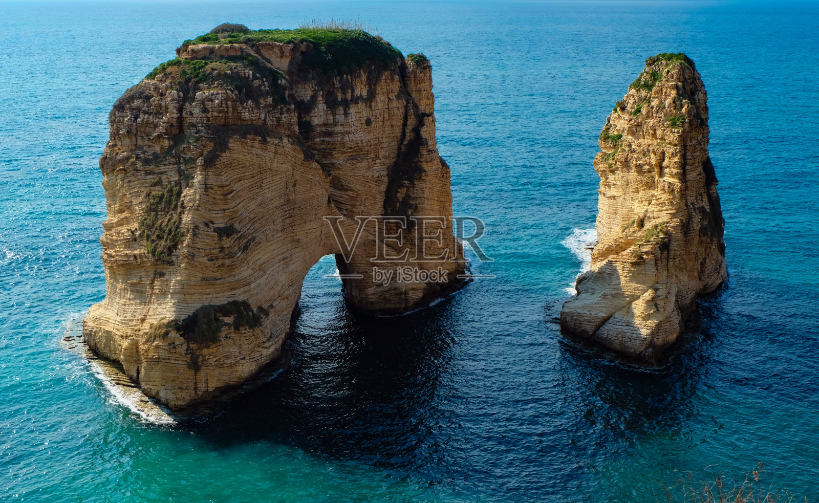 海中的岩层-鸽子岩/沙巴·纳萨尔岩/黎巴嫩贝鲁特的Raouche照片摄影图片