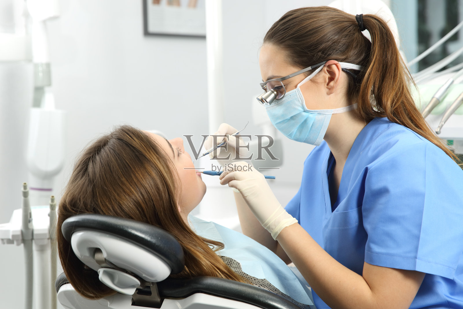 牙医检查病人的牙齿照片摄影图片