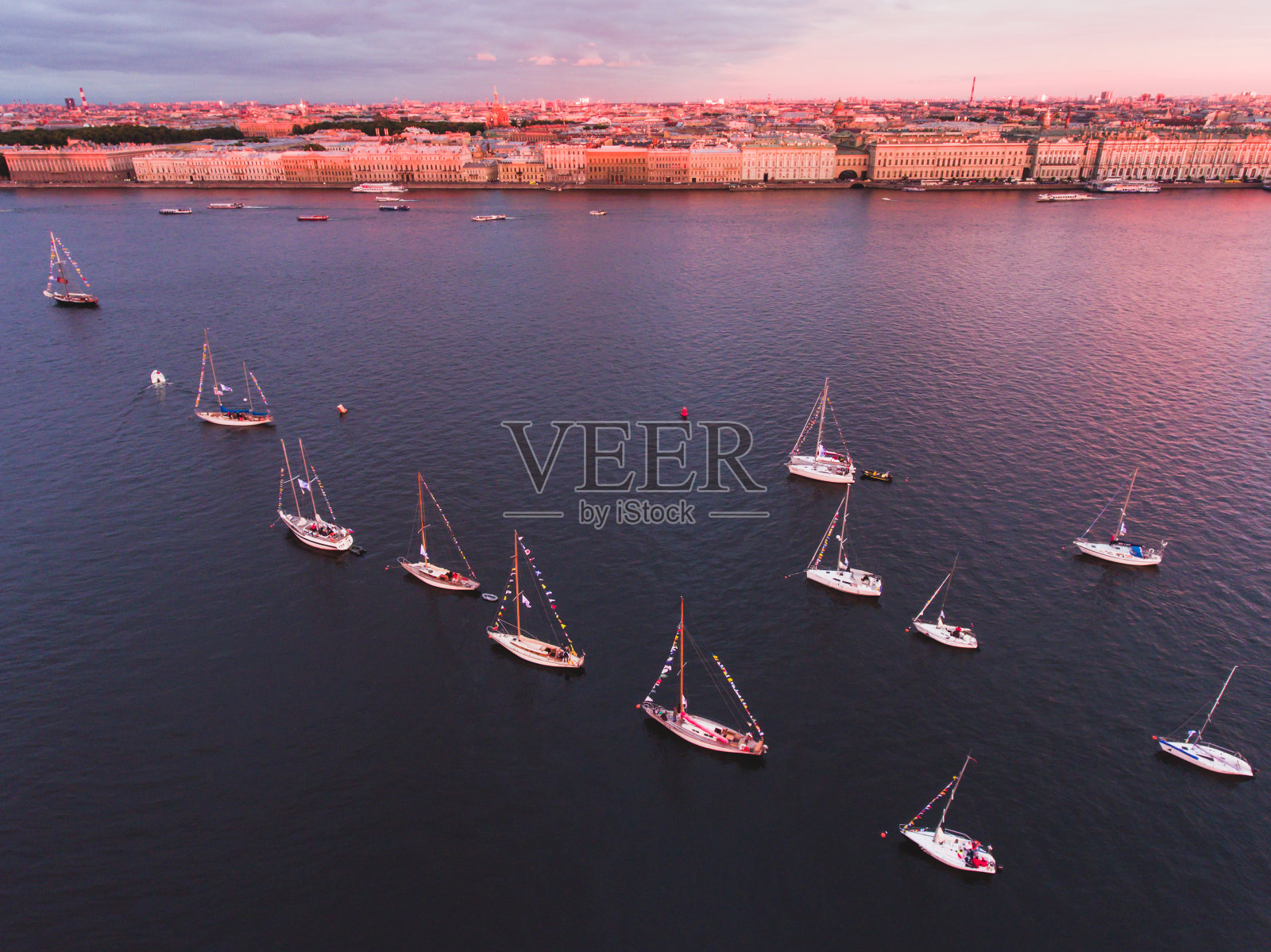 航拍的海湾与浮动的帆船舰队在游艇赛赛期间，游艇的概念在码头照片摄影图片