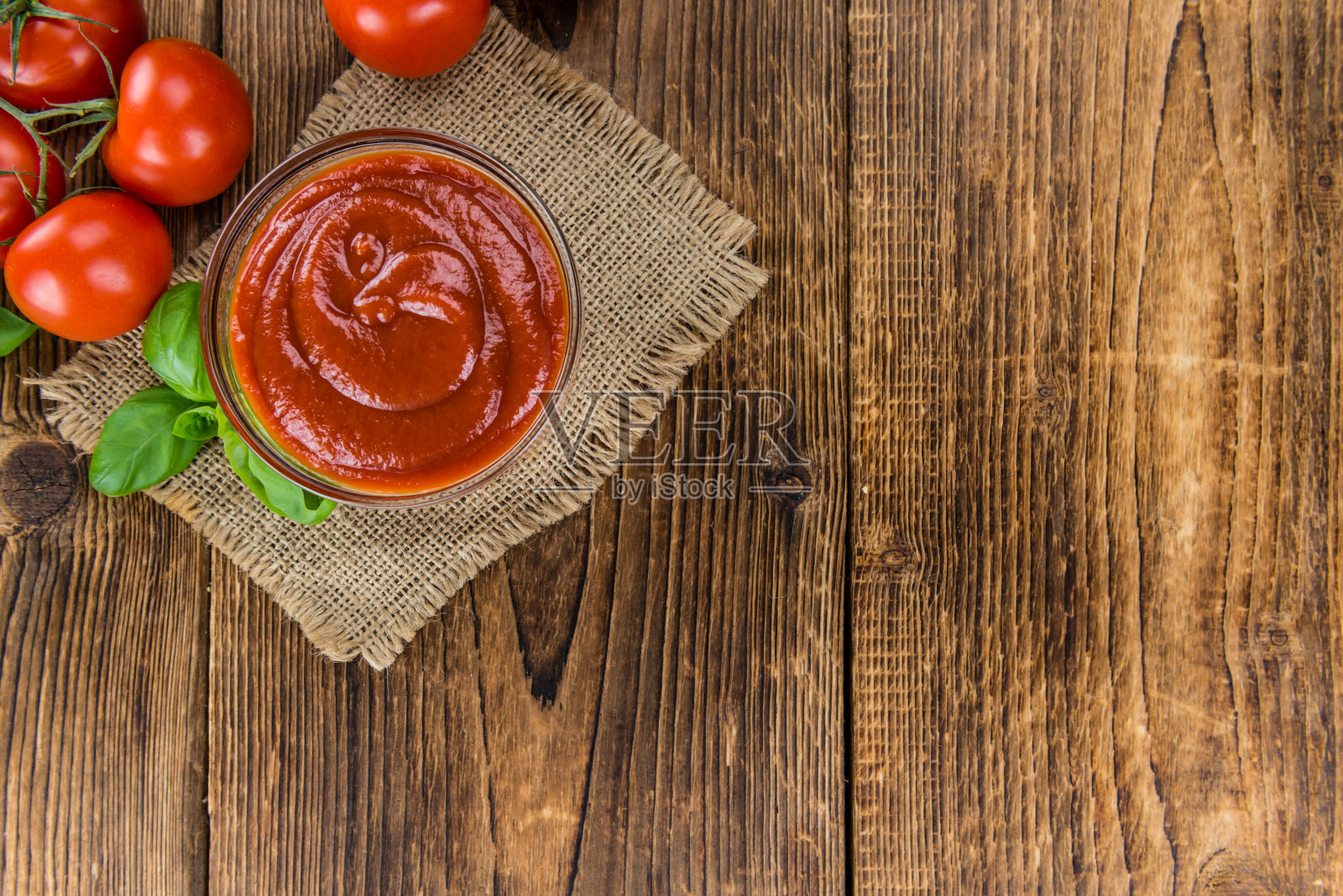 蕃茄酱(选择性焦点)在复古木背景照片摄影图片
