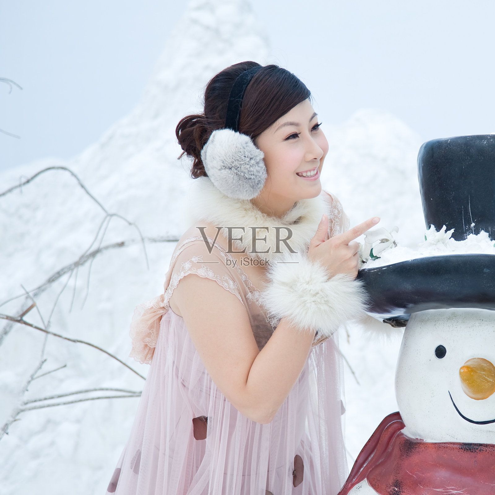 年轻迷人的中国新娘和雪人照片摄影图片