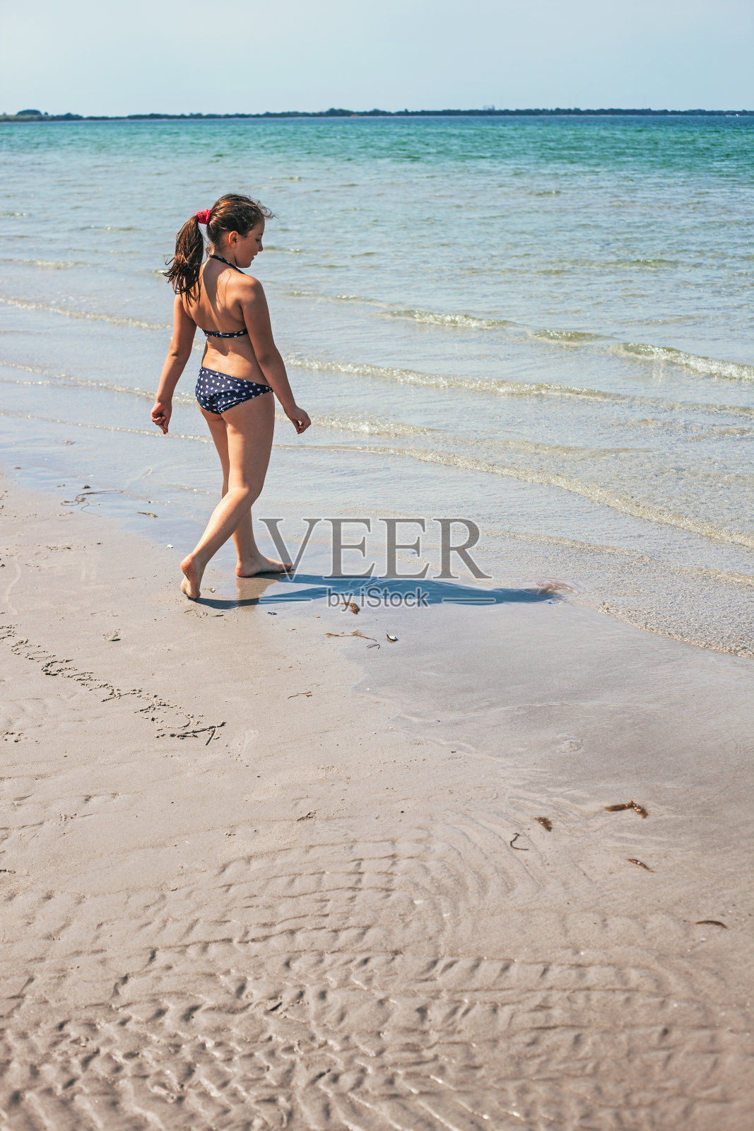 一个小孩走向大海照片摄影图片