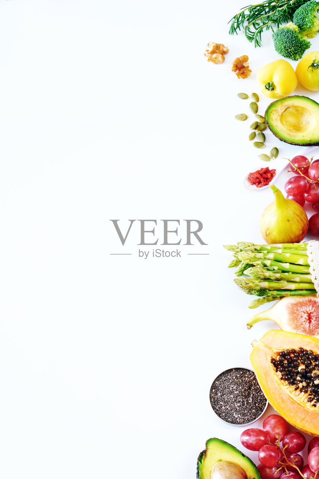 垂直俯视图的新鲜水果和蔬菜，坚果，种子，超级食物在一个白色的背景与复制空间。照片摄影图片
