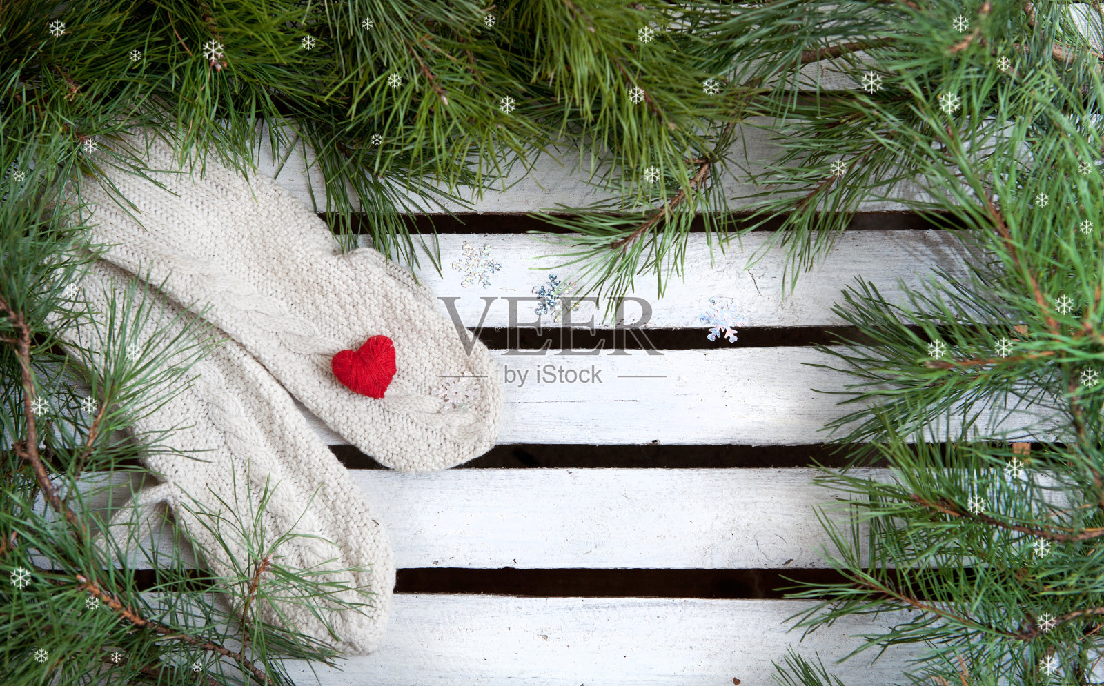 圣诞手套装饰和雪枞树在木制的背景照片摄影图片