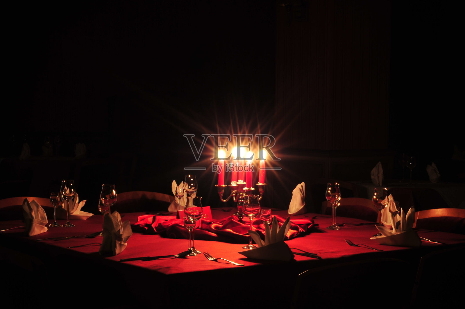 豪华的餐桌和蜡烛。照片摄影图片
