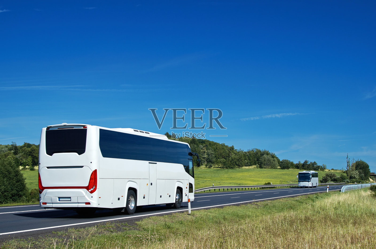 白色巴士在柏油路上行驶在乡村风景中照片摄影图片