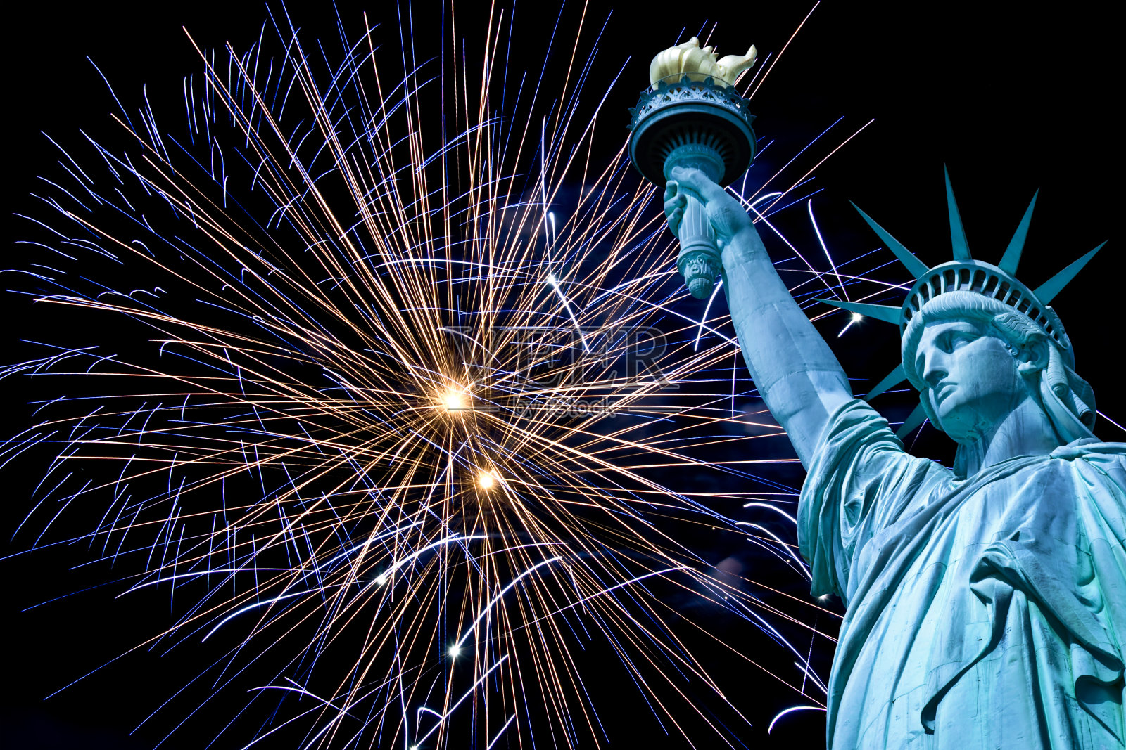 美国纽约，自由女神像，焰火夜空照片摄影图片
