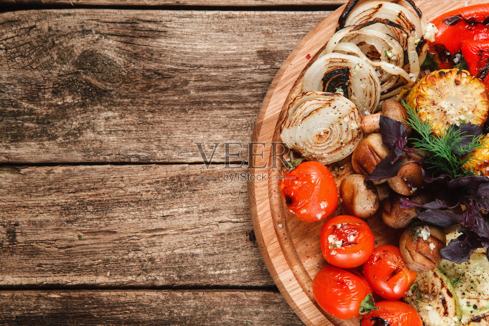 混合美味的烤蔬菜在木材背景照片摄影图片