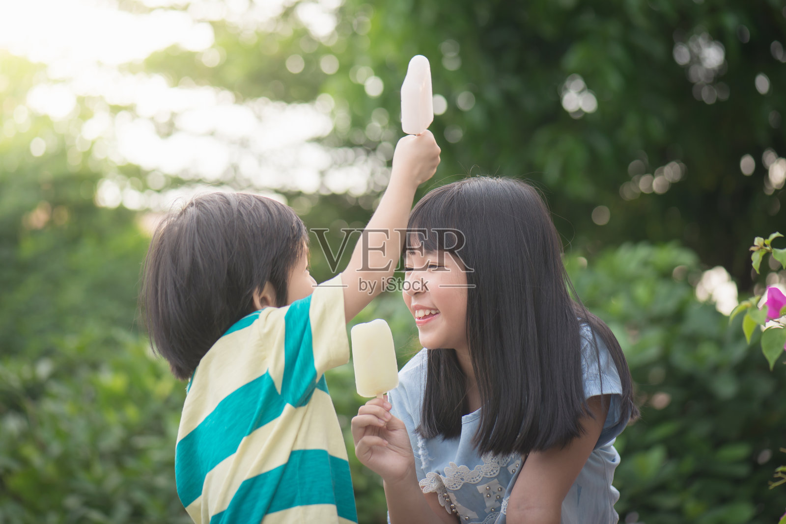 可爱的亚洲小孩在户外吃冰淇淋照片摄影图片