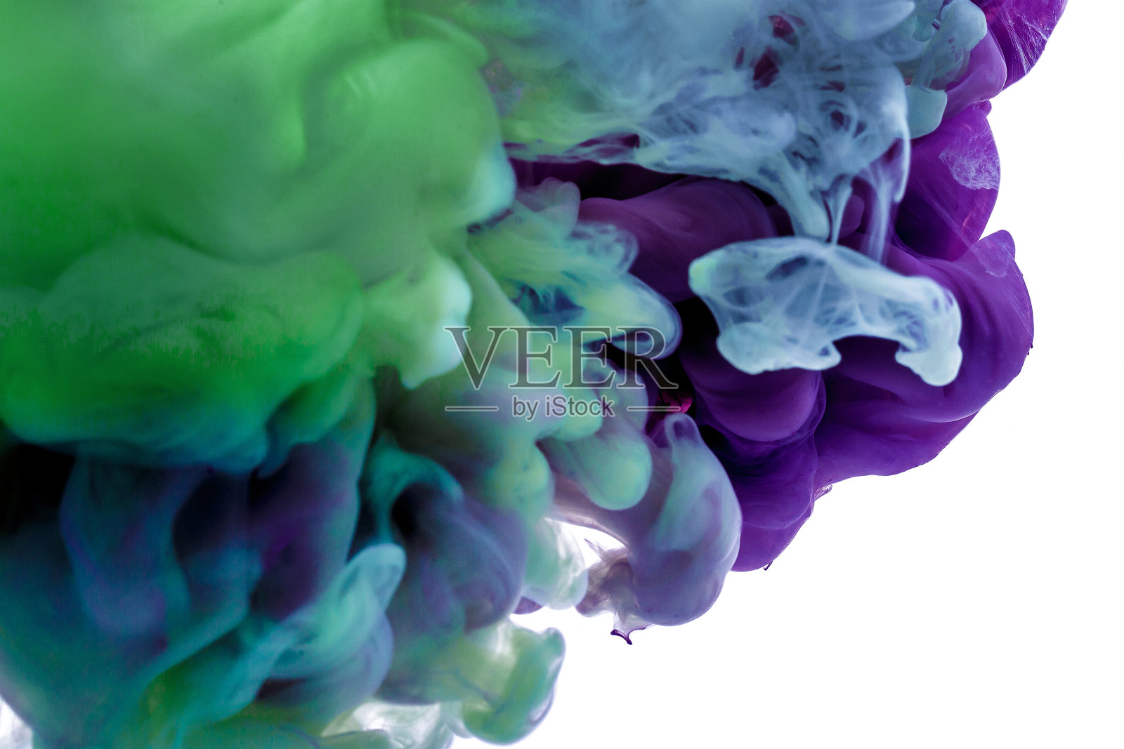 彩色的墨水。紫蓝色的水滴在水下旋转。墨水在水中的云。抽象的背景插画图片素材