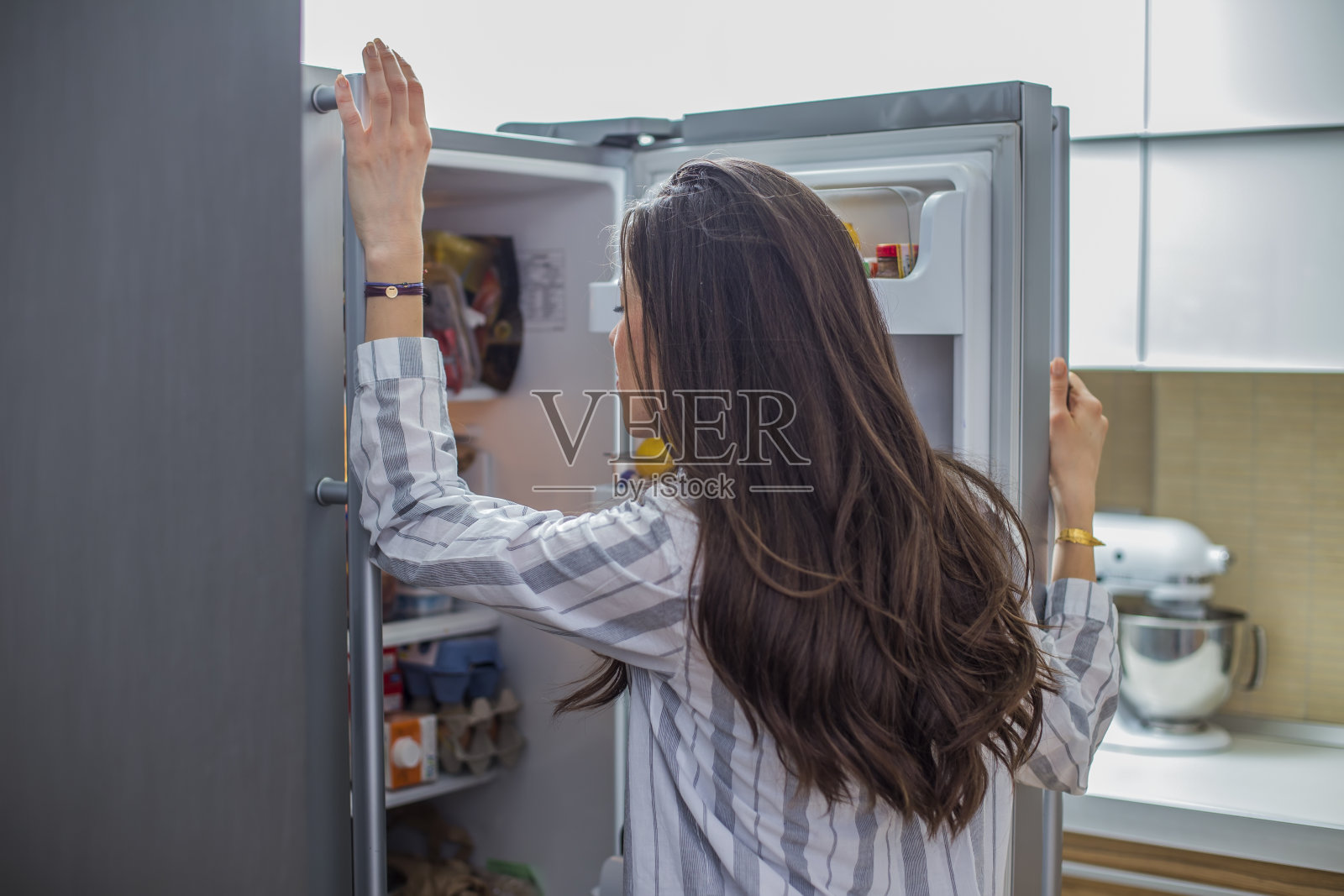 女人在厨房的冰箱前照片摄影图片