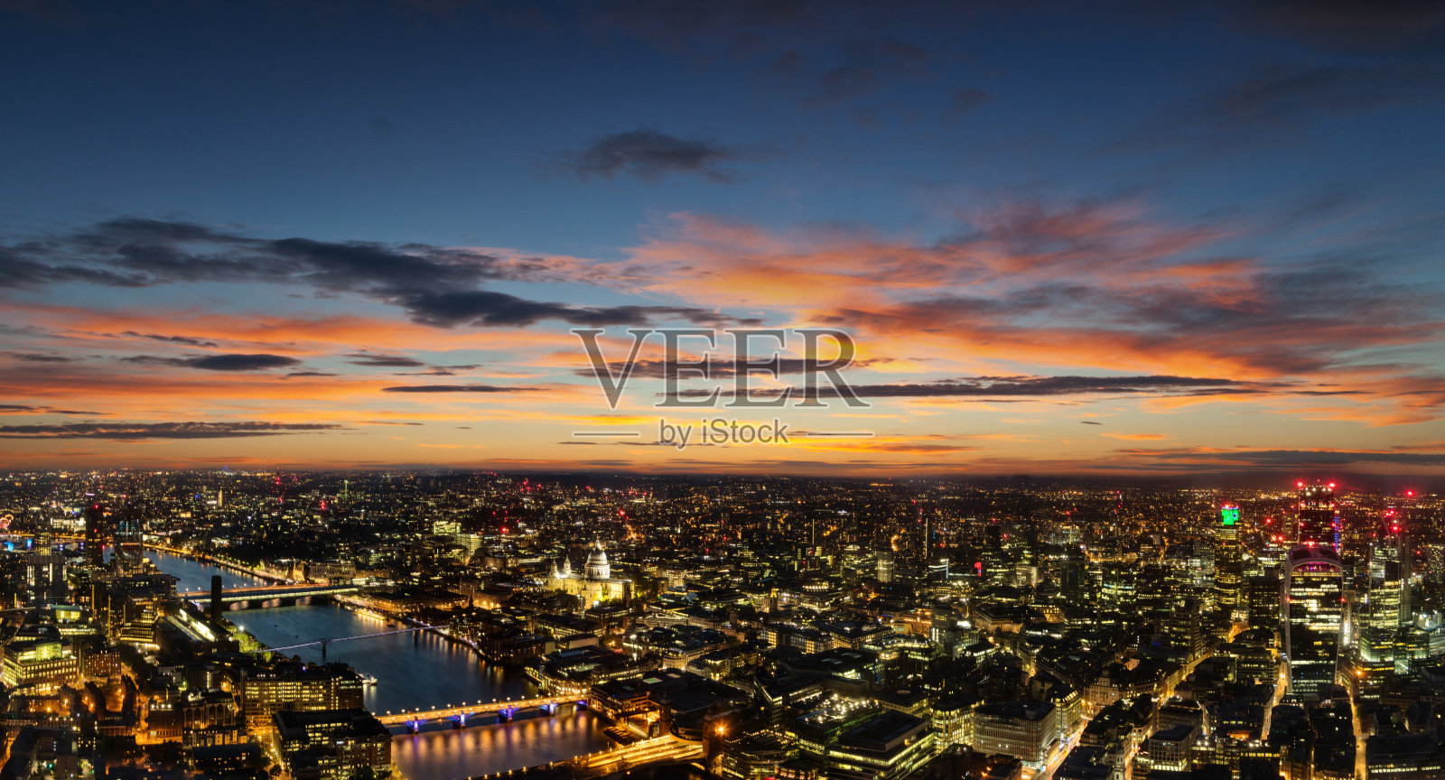 美丽的日落在古老的城市伦敦，英国照片摄影图片