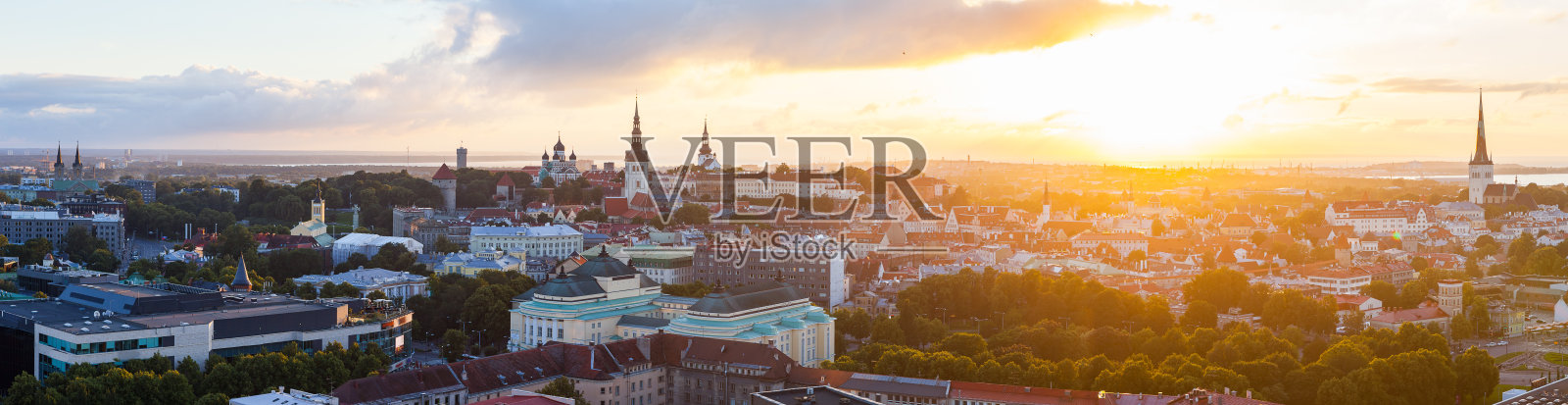 爱沙尼亚塔林老城的塔楼上，五颜六色的日落。超宽全景视图照片摄影图片