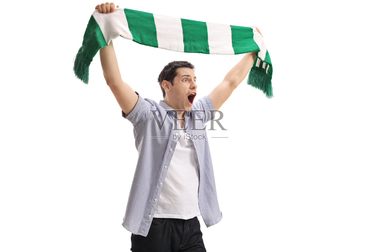 欣喜若狂的足球迷拿着围巾欢呼照片摄影图片