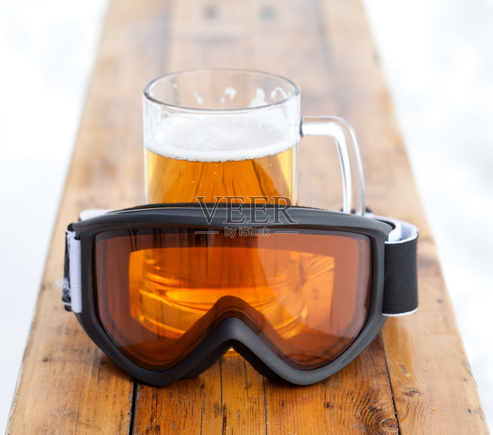滑雪镜，玻璃杯和新鲜冰啤酒照片摄影图片