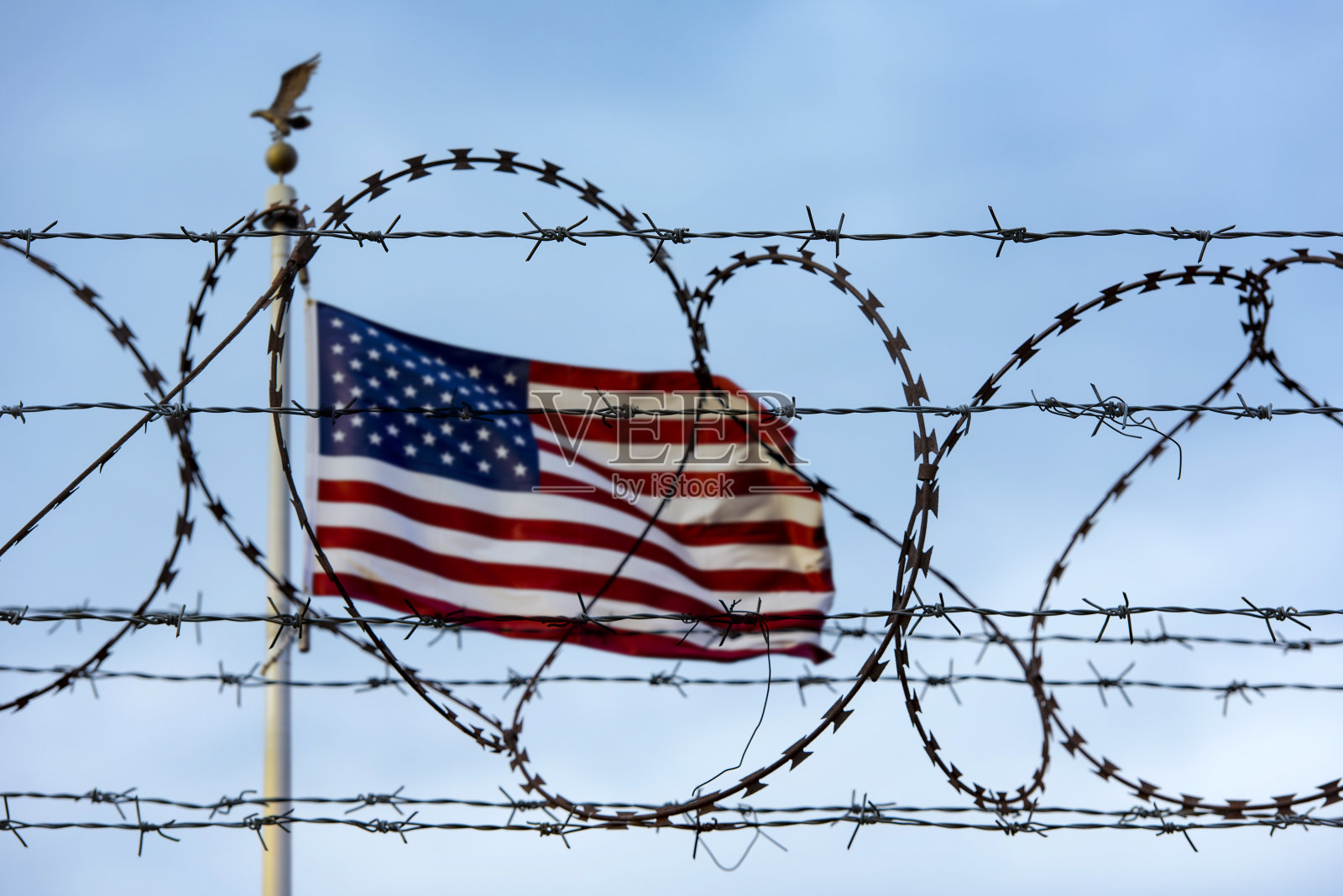 美国国旗和铁丝网，美国边境照片摄影图片