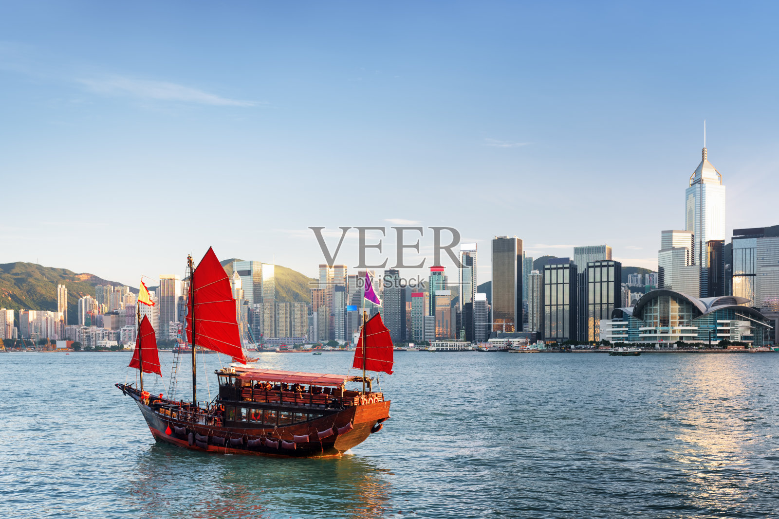 香港市中心的帆船和摩天大楼照片摄影图片