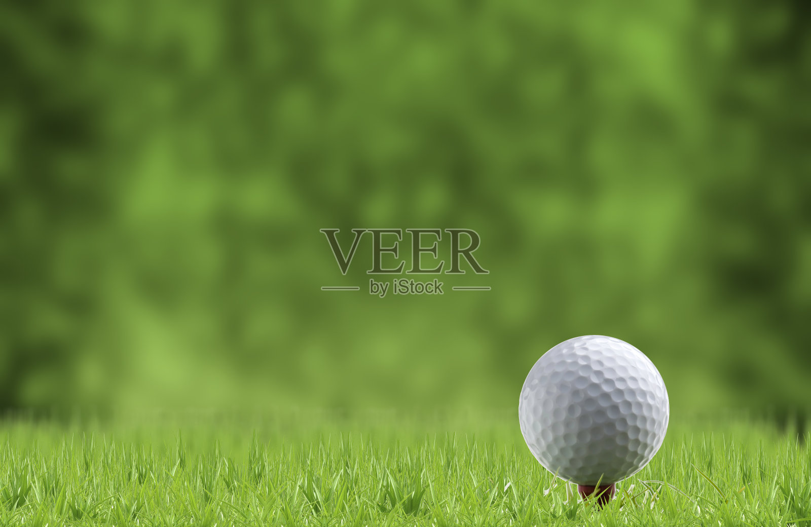 高尔夫球和球座在绿色草地上照片摄影图片