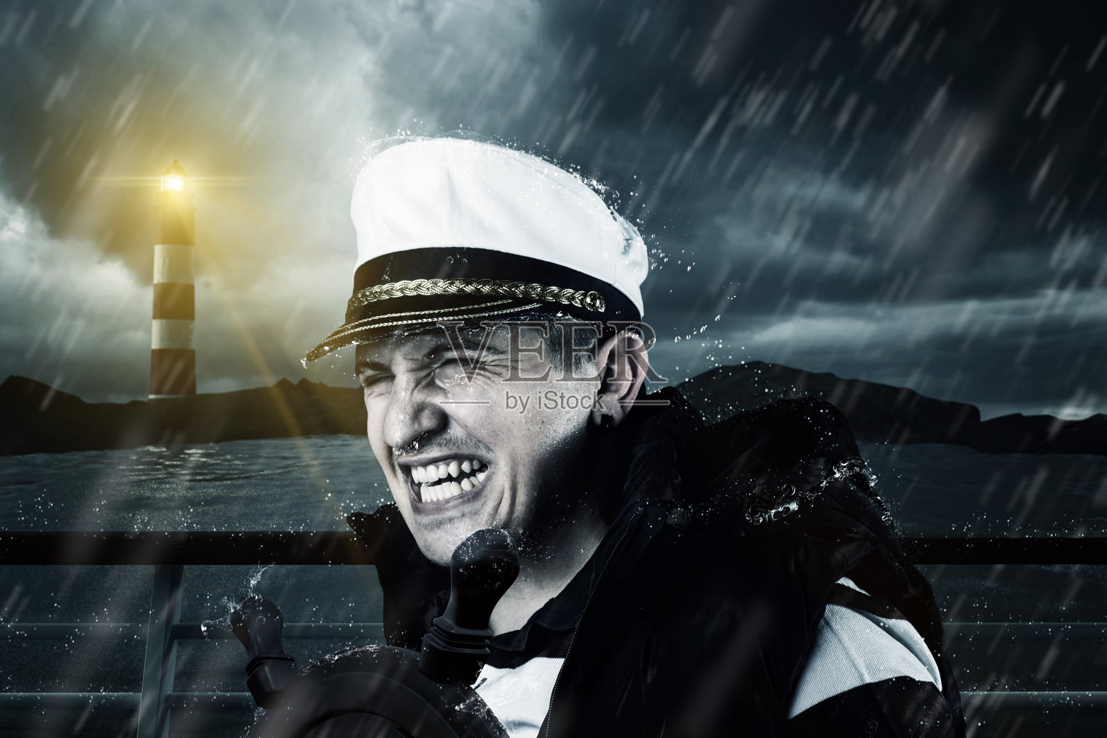 舵手穿着背心和帽子与风暴搏斗照片摄影图片