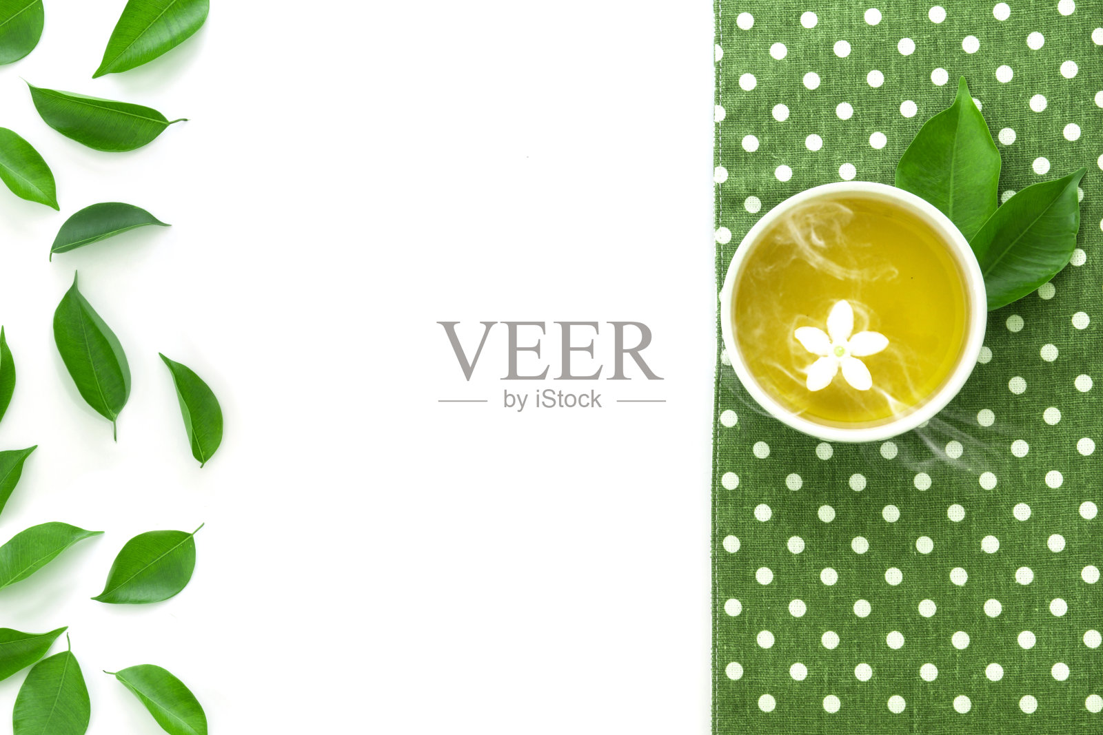 一杯用绿叶装饰的热茶照片摄影图片