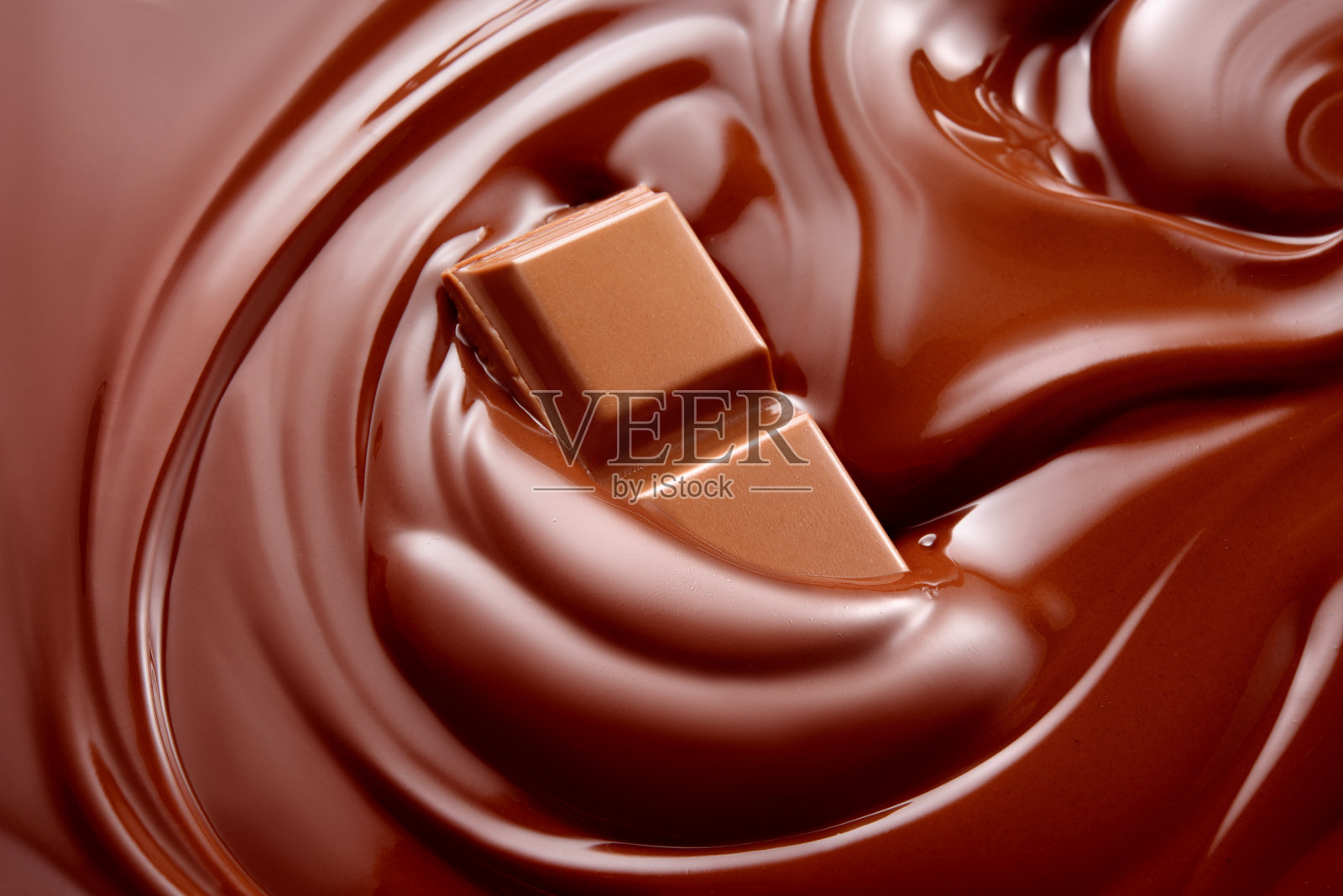 融化的热巧克力和巧克力块。巧克力的背景。照片摄影图片