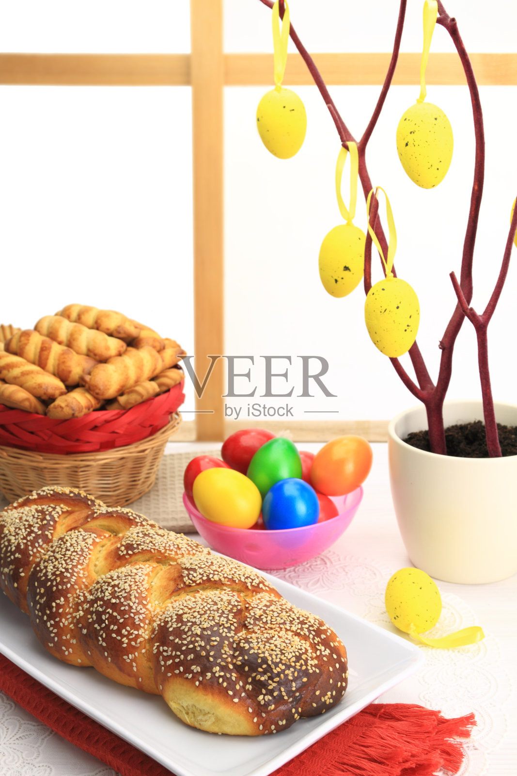 复活节甜面包，五颜六色的鸡蛋和酥饼照片摄影图片