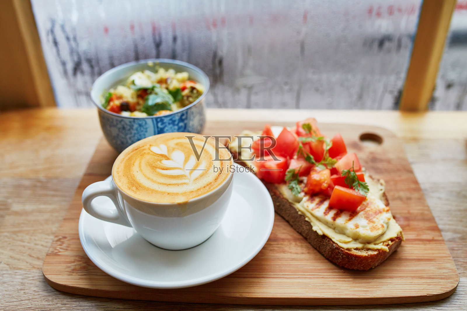 鹰嘴豆泥番茄三明治，沙拉和新鲜热卡布奇诺咖啡照片摄影图片