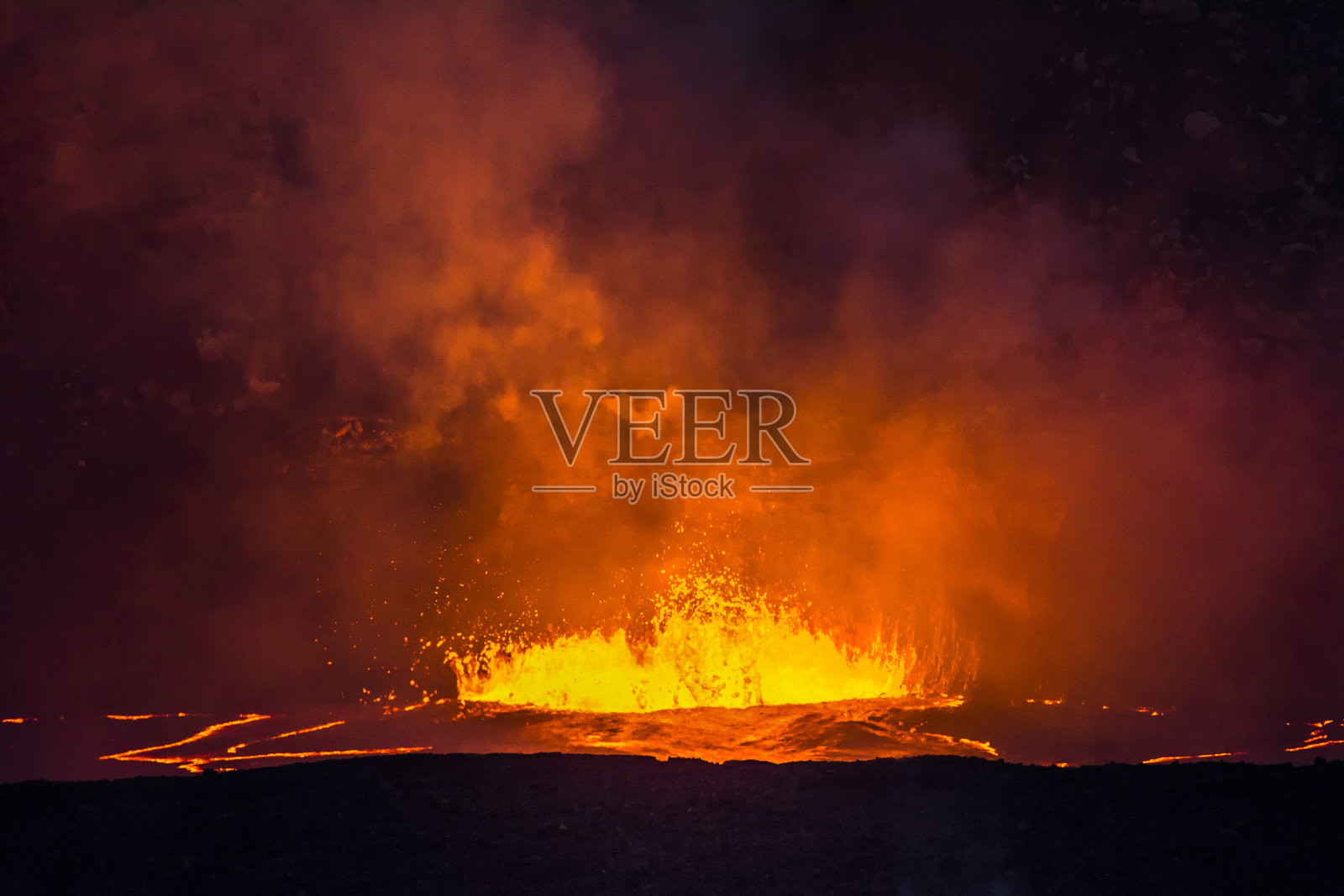 基拉韦厄火山沸腾的熔岩照片摄影图片