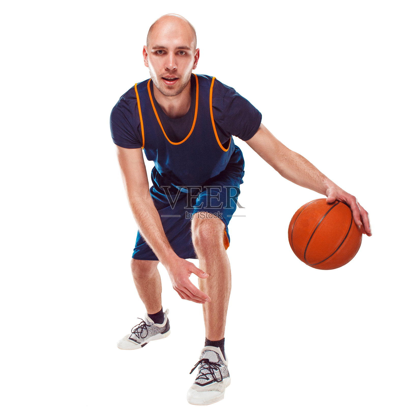 一个篮球运动员与球的全长肖像照片摄影图片