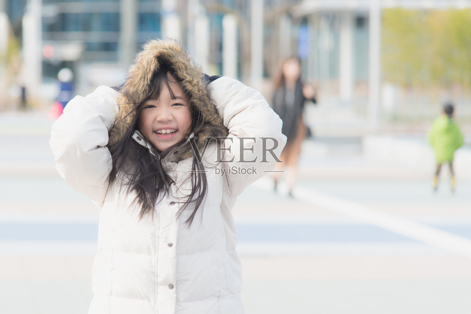 美丽的亚洲女孩在冬季大衣照片摄影图片