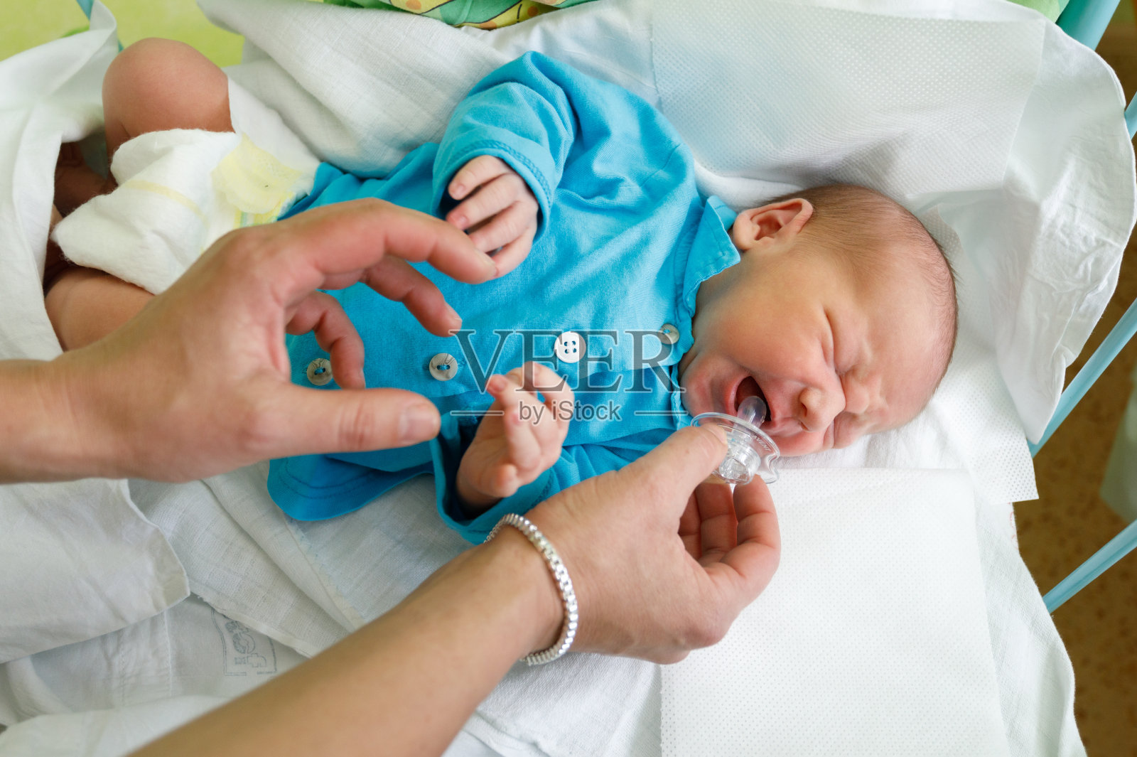 在医院里哭闹的新生婴儿照片摄影图片