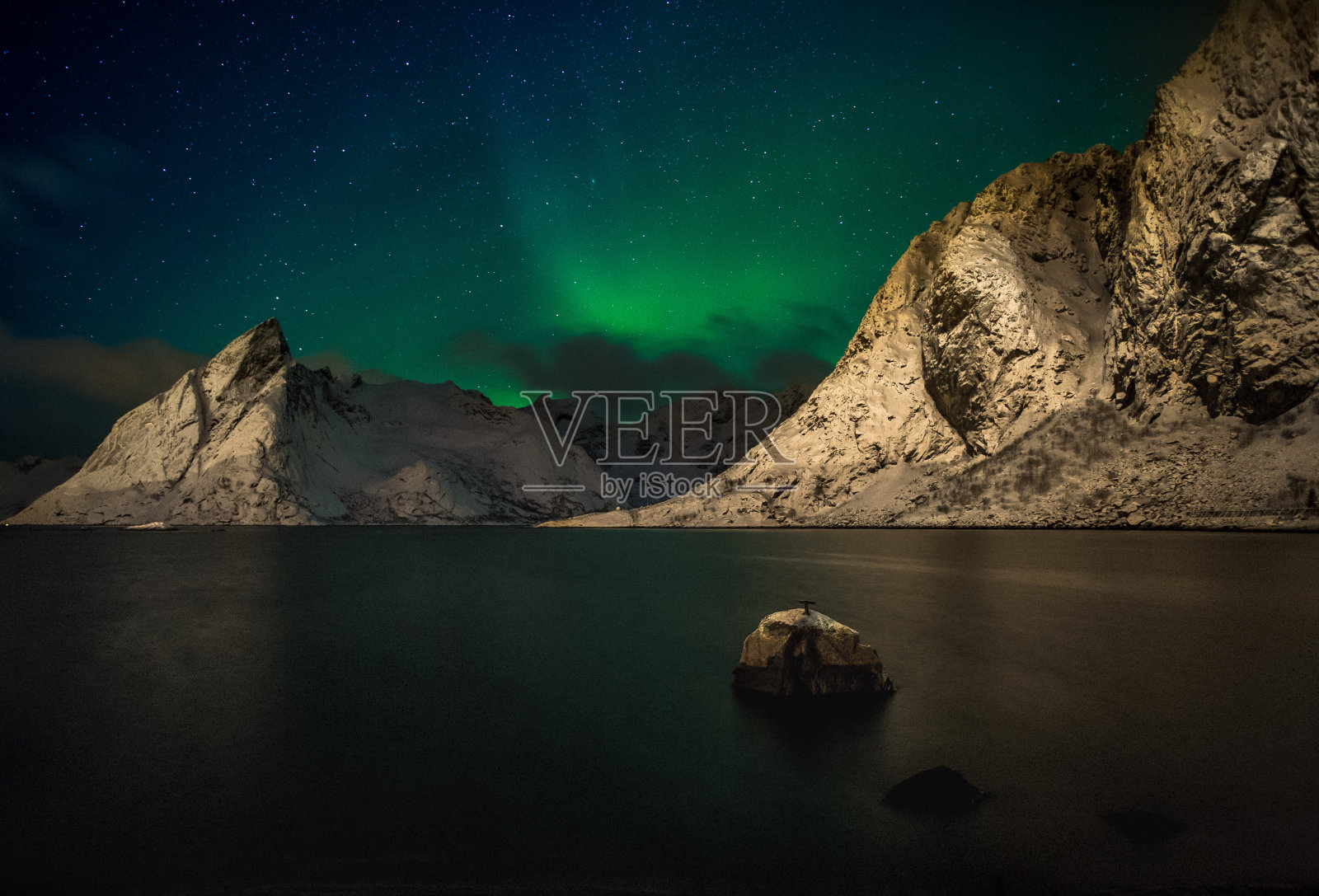 北极光(北极光)在欧洲北部的山- Senja岛，特罗姆斯，挪威照片摄影图片