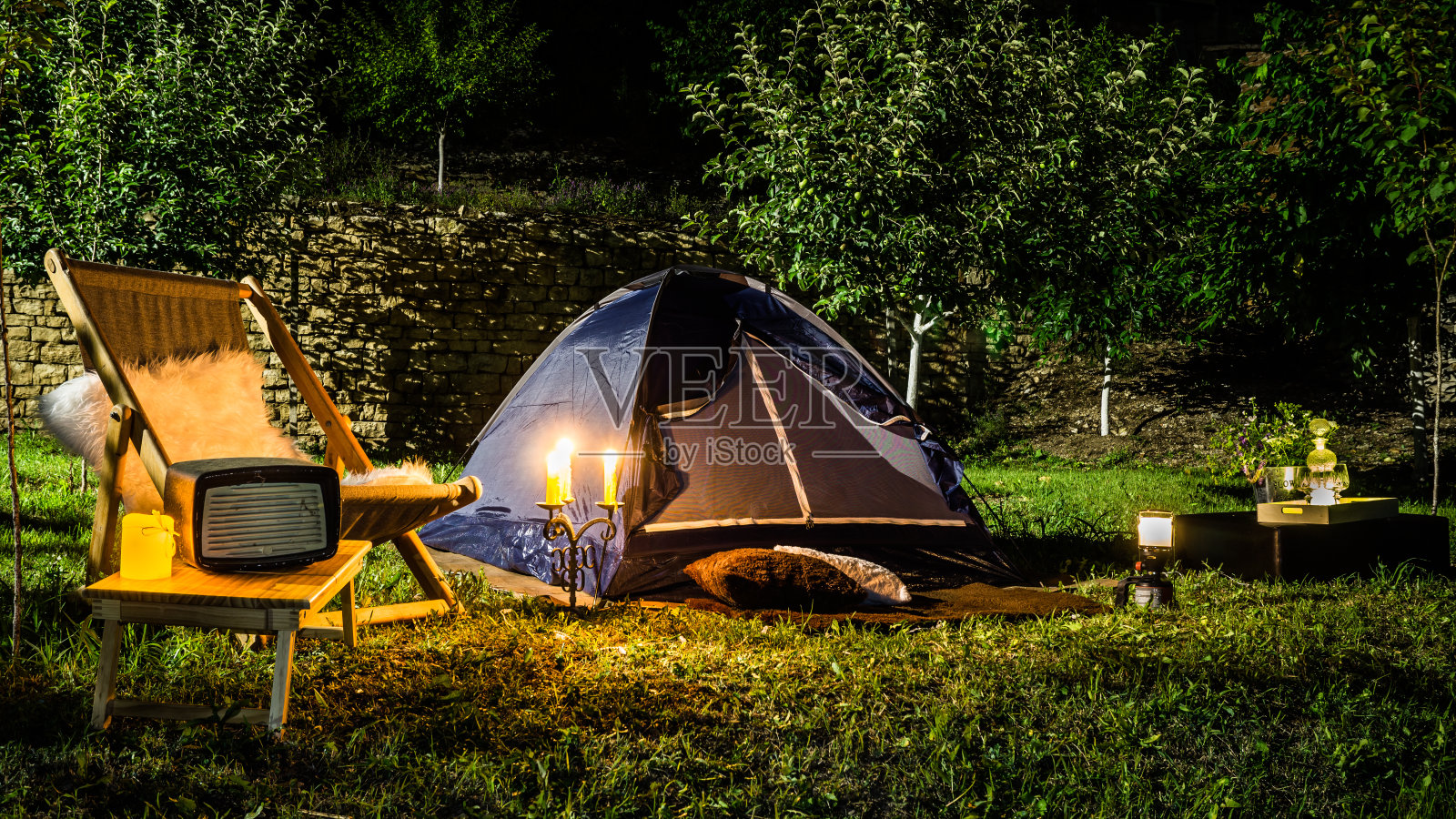 在院子里搭帐篷度过浪漫的夜晚。照片摄影图片